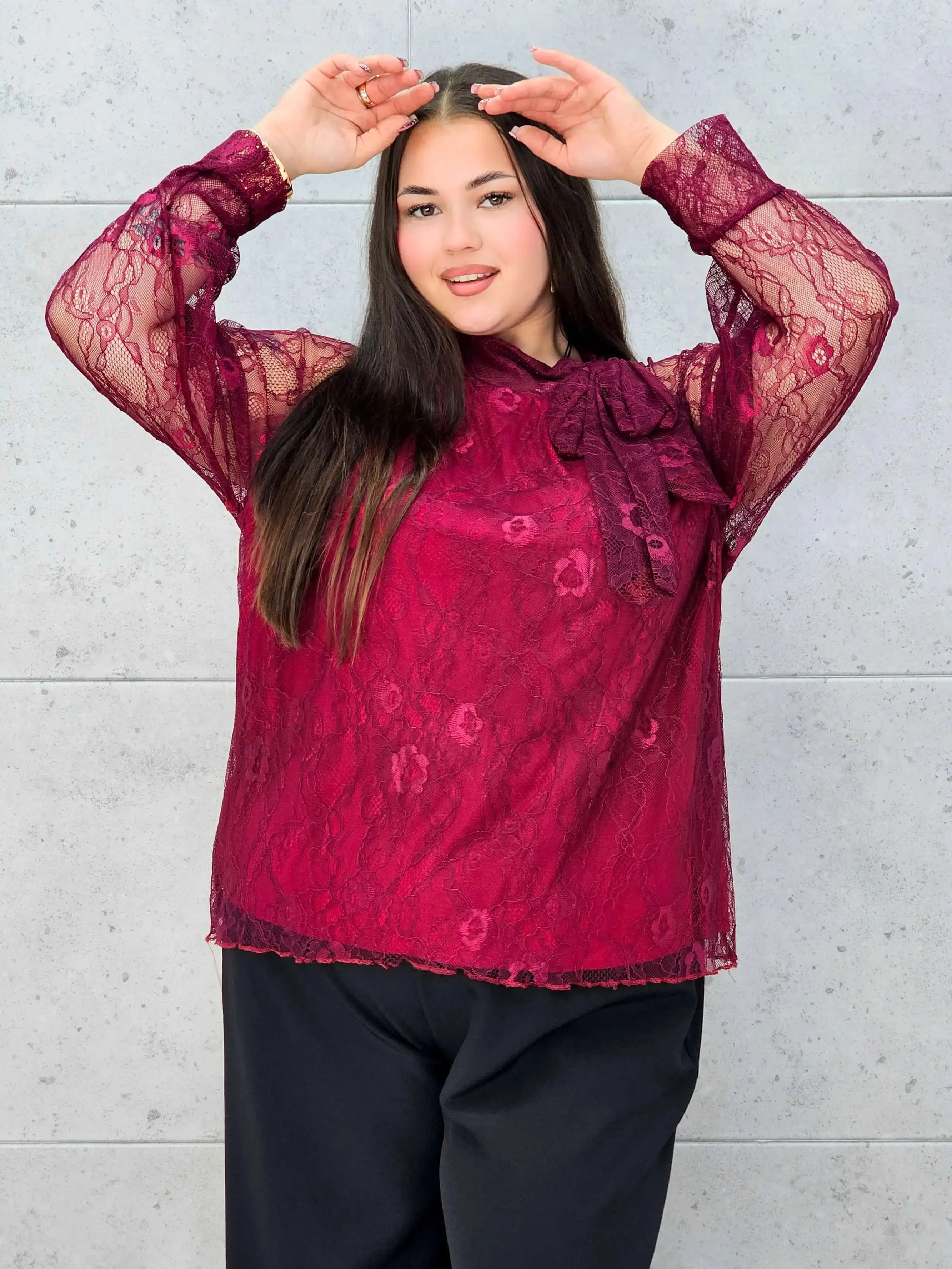 Bluzka koronkowa plus size z wiązaniem pod szyją –biała i bordowa Stylowa XL - Image 3