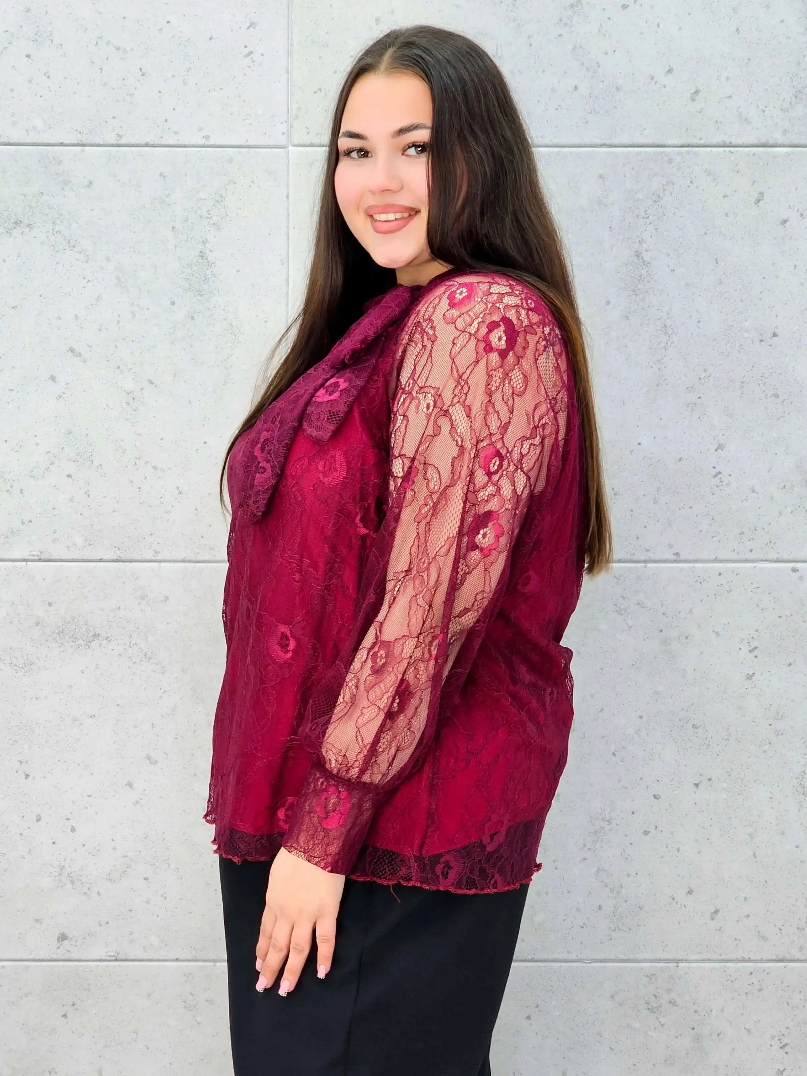Bluzka koronkowa plus size z wiązaniem pod szyją –biała i bordowa Stylowa XL - Image 6