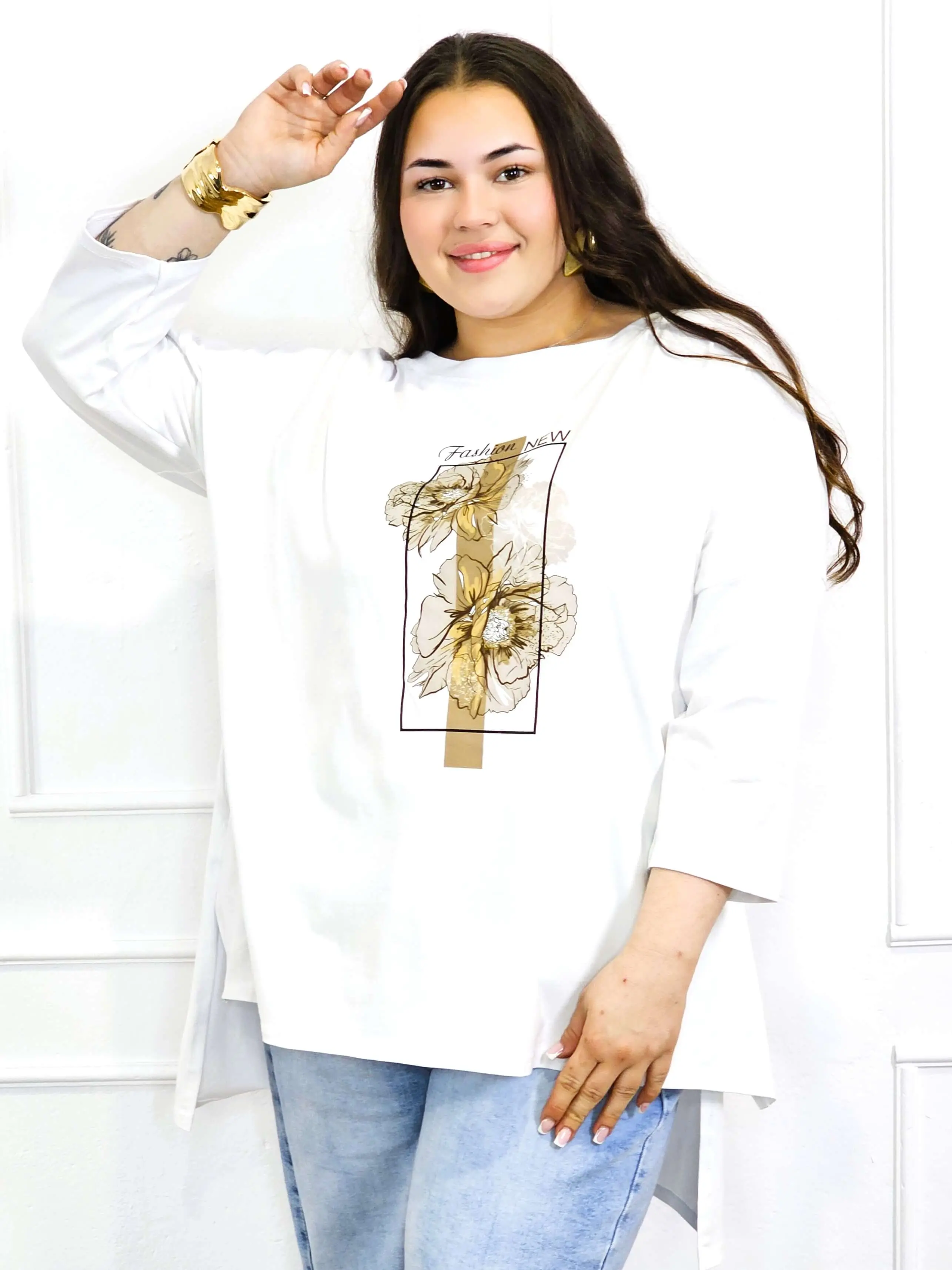 Bluzka plus size biała z kwiatowym nadrukiem i rękawem 3/4 – modny oversize