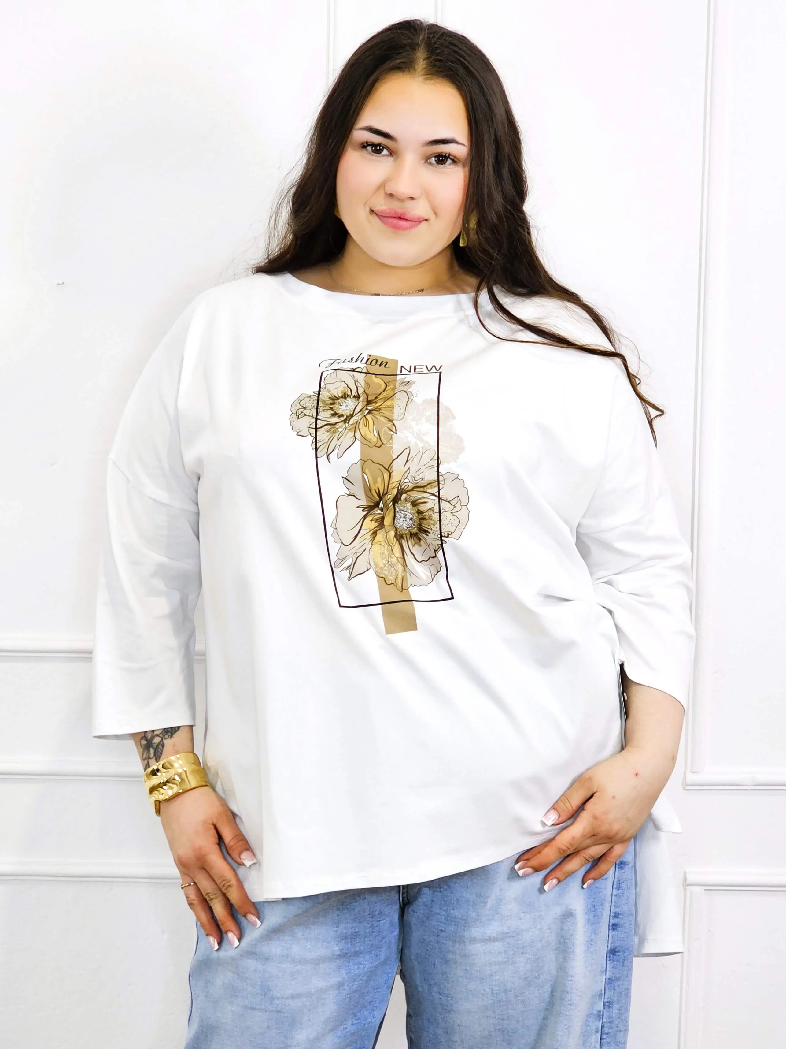 Bluzka plus size biała z kwiatowym nadrukiem i rękawem 3/4 – modny oversize - Image 2