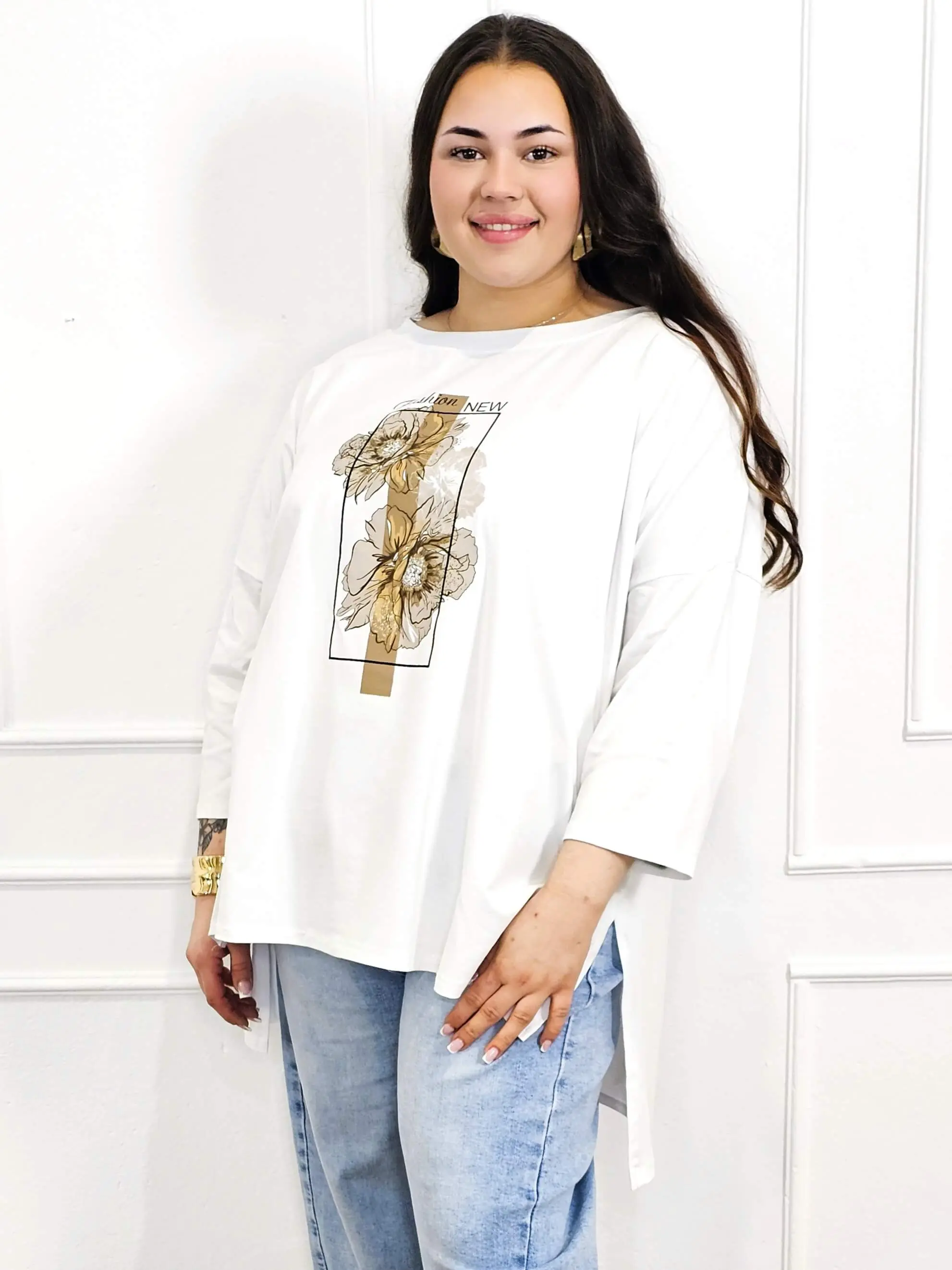 Bluzka plus size biała z kwiatowym nadrukiem i rękawem 3/4 – modny oversize - Image 3