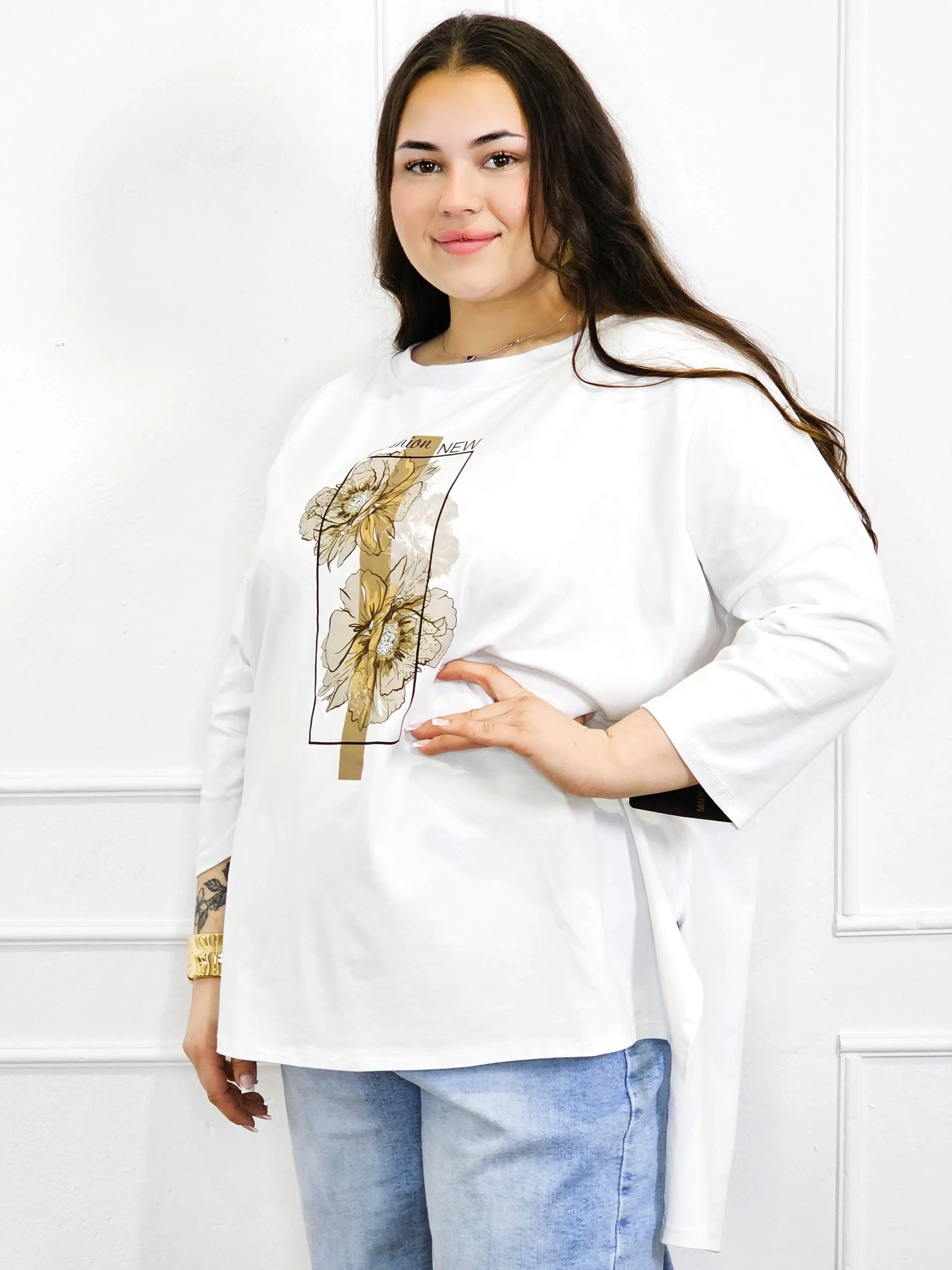 Bluzka plus size biała z kwiatowym nadrukiem i rękawem 3/4 – modny oversize - Image 4