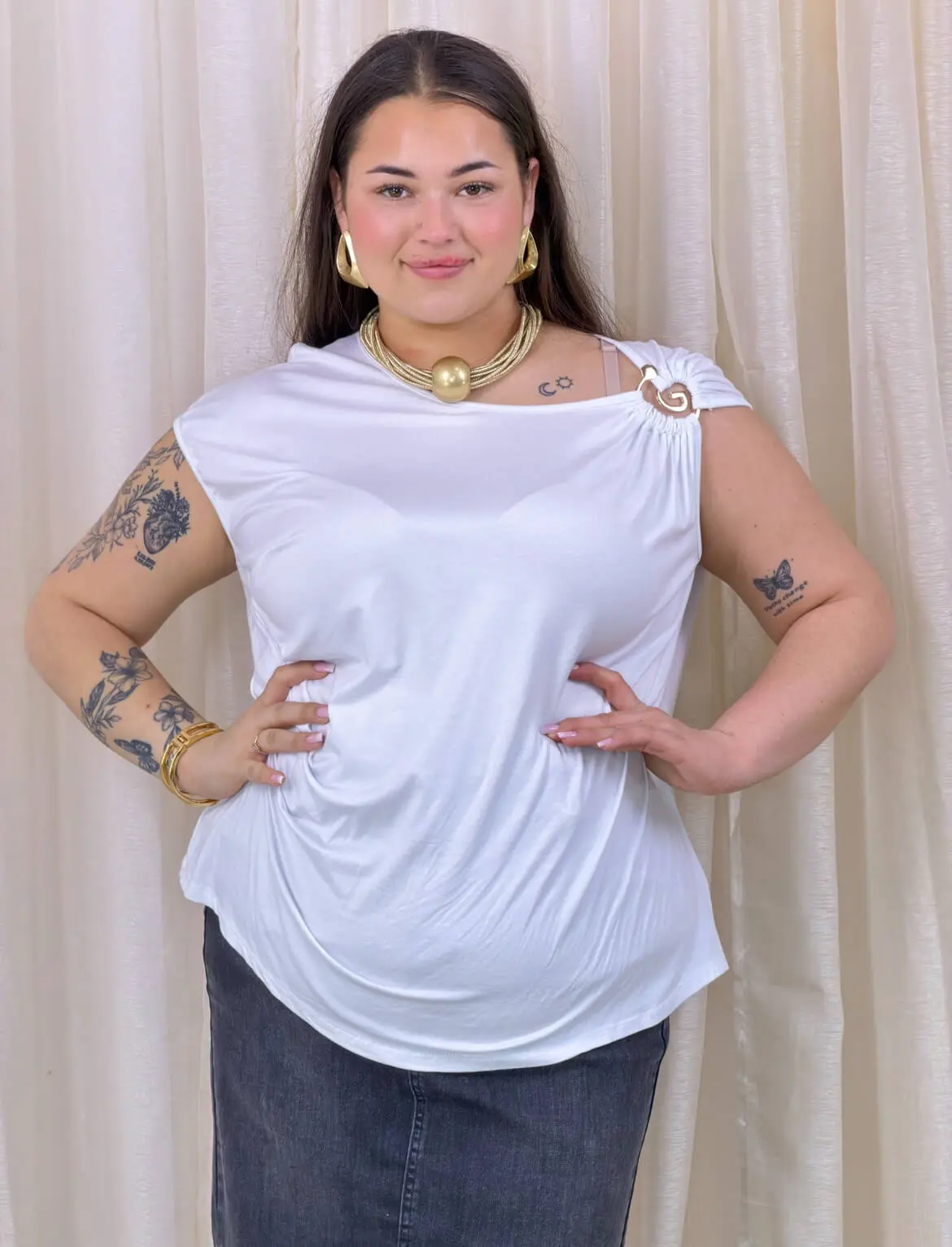 Bluzka plus size – bluzka z ozdobną klamrą przy dekolcie i swobodnym krojem - Image 2