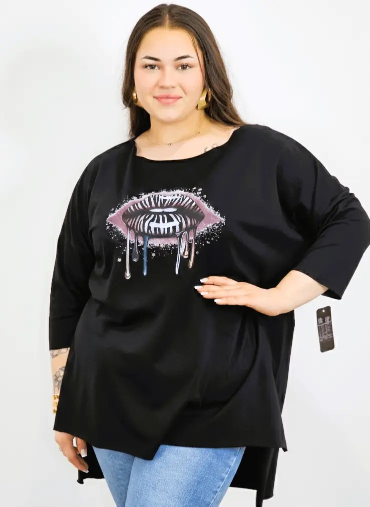 Bluzka plus size czarna z nadrukiem ust - Image 2