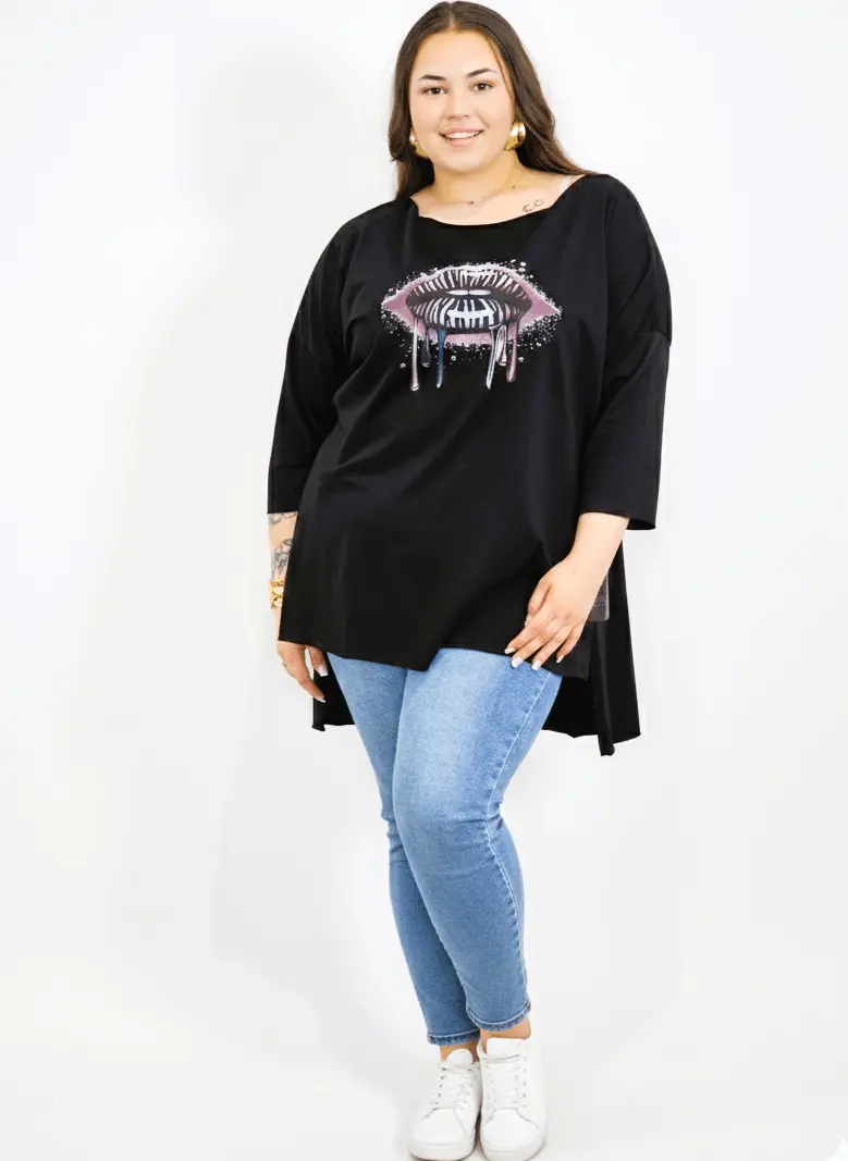Bluzka plus size czarna z nadrukiem ust - Image 3