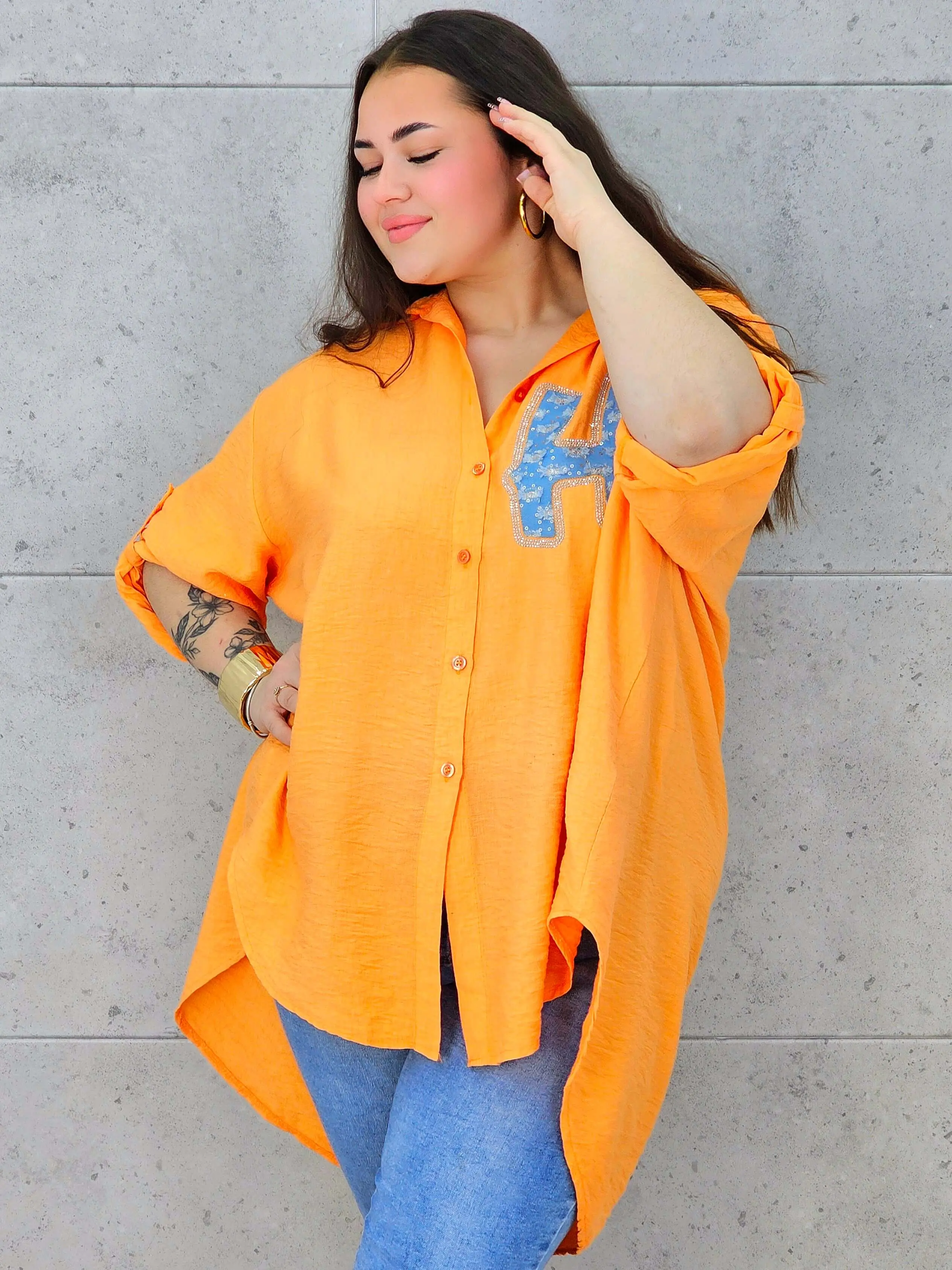 Bluzka plus size koszulowa z aplikacją „H” – modny luz w stylu XXL - Image 3