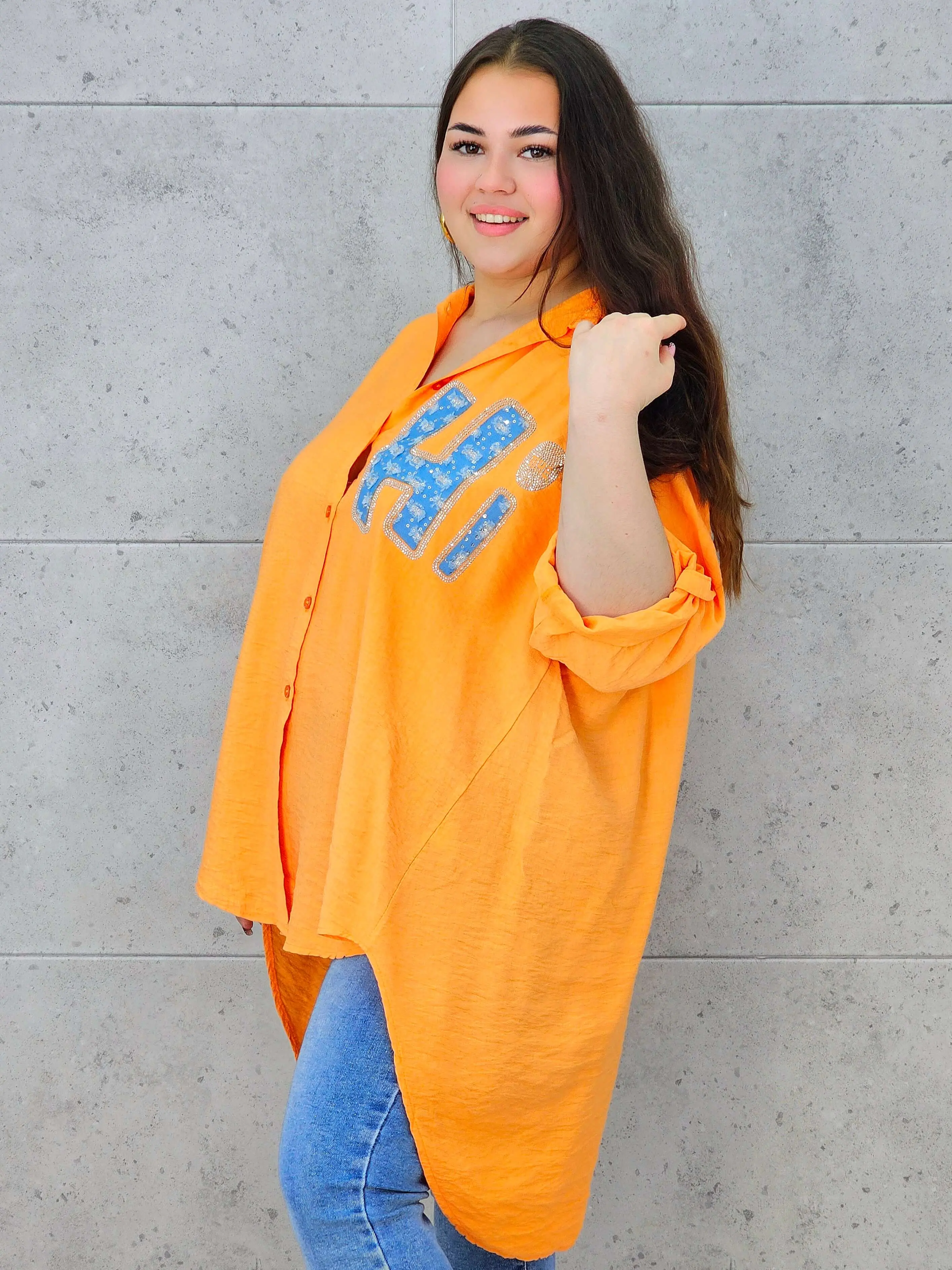 Bluzka plus size koszulowa z aplikacją „H” – modny luz w stylu XXL - Image 4