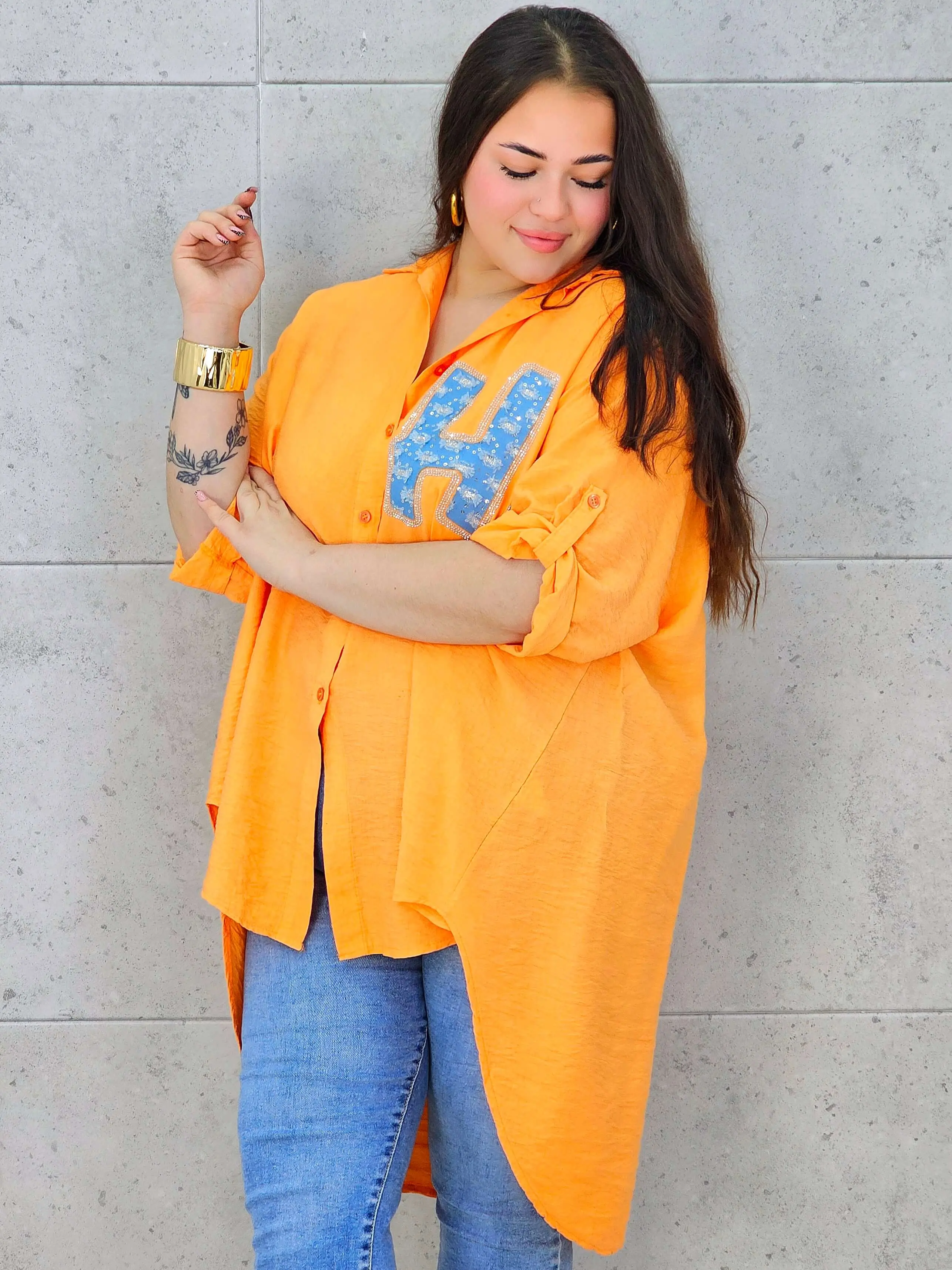 Bluzka plus size koszulowa z aplikacją „H” – modny luz w stylu XXL - Image 5