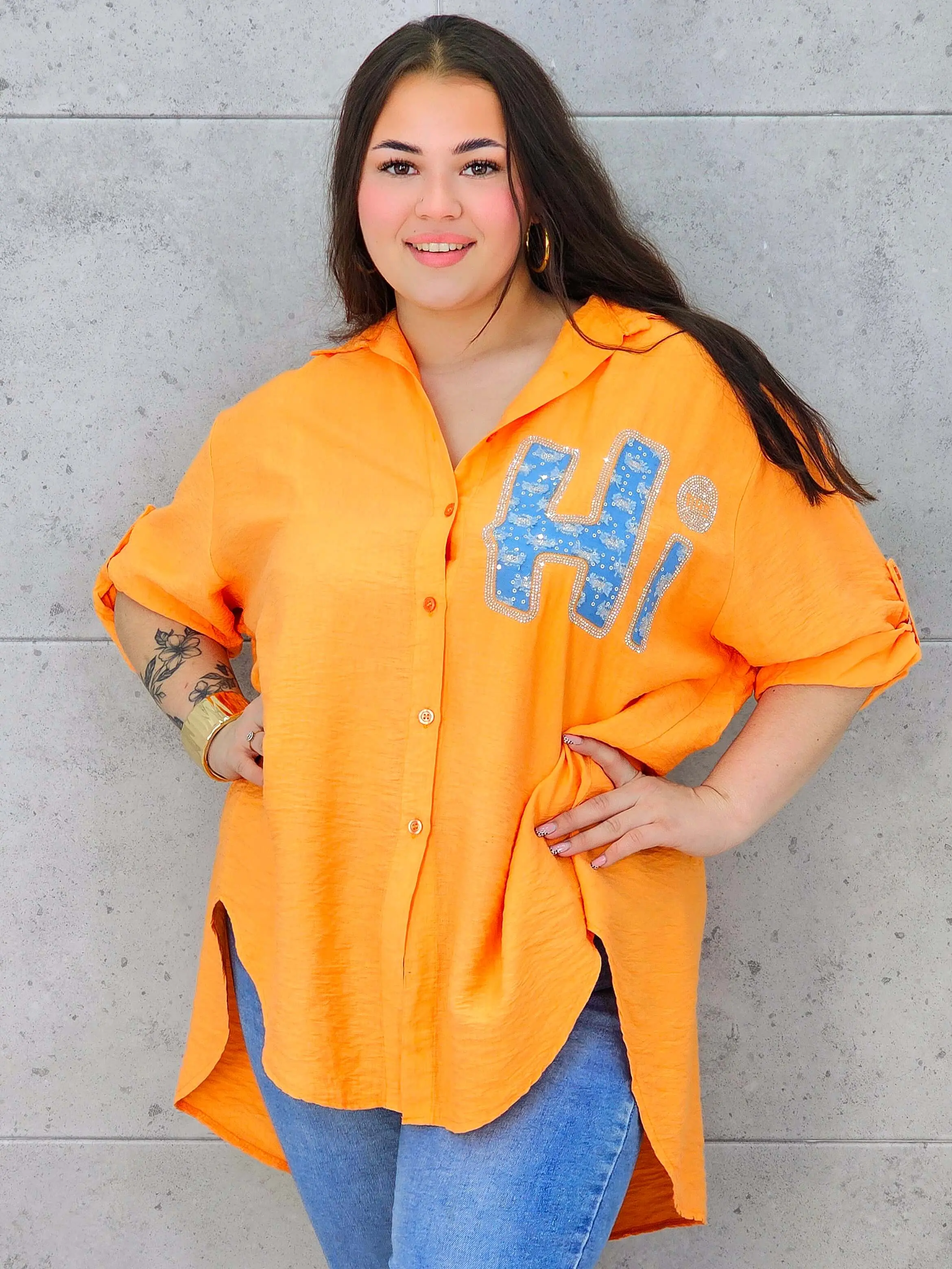 Bluzka plus size koszulowa z aplikacją „H” – modny luz w stylu XXL - Image 6