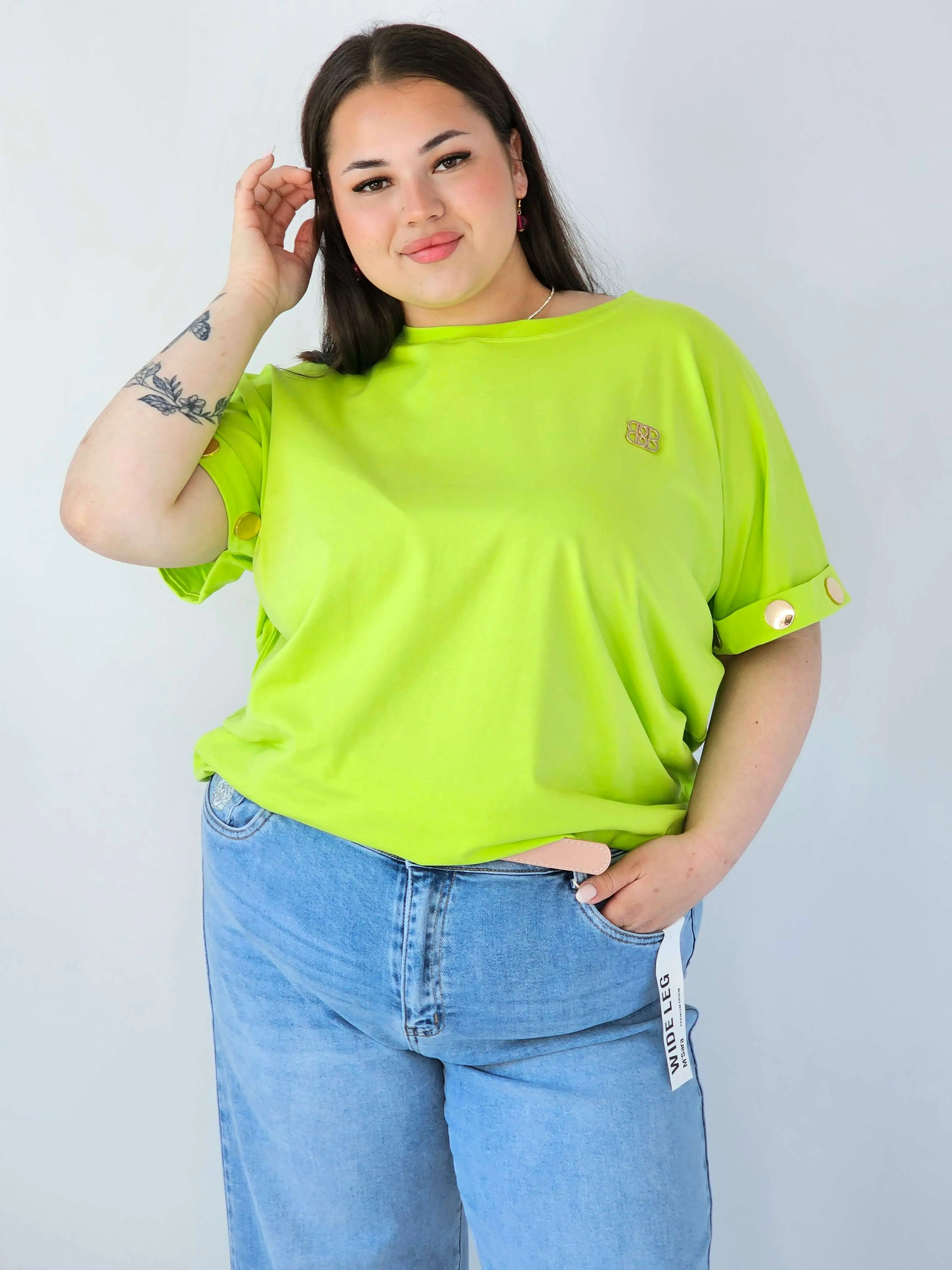 Bluzka Plus Size Luźna Z Krótkim Rękawem I Ozdobnymi Detalami - Image 2