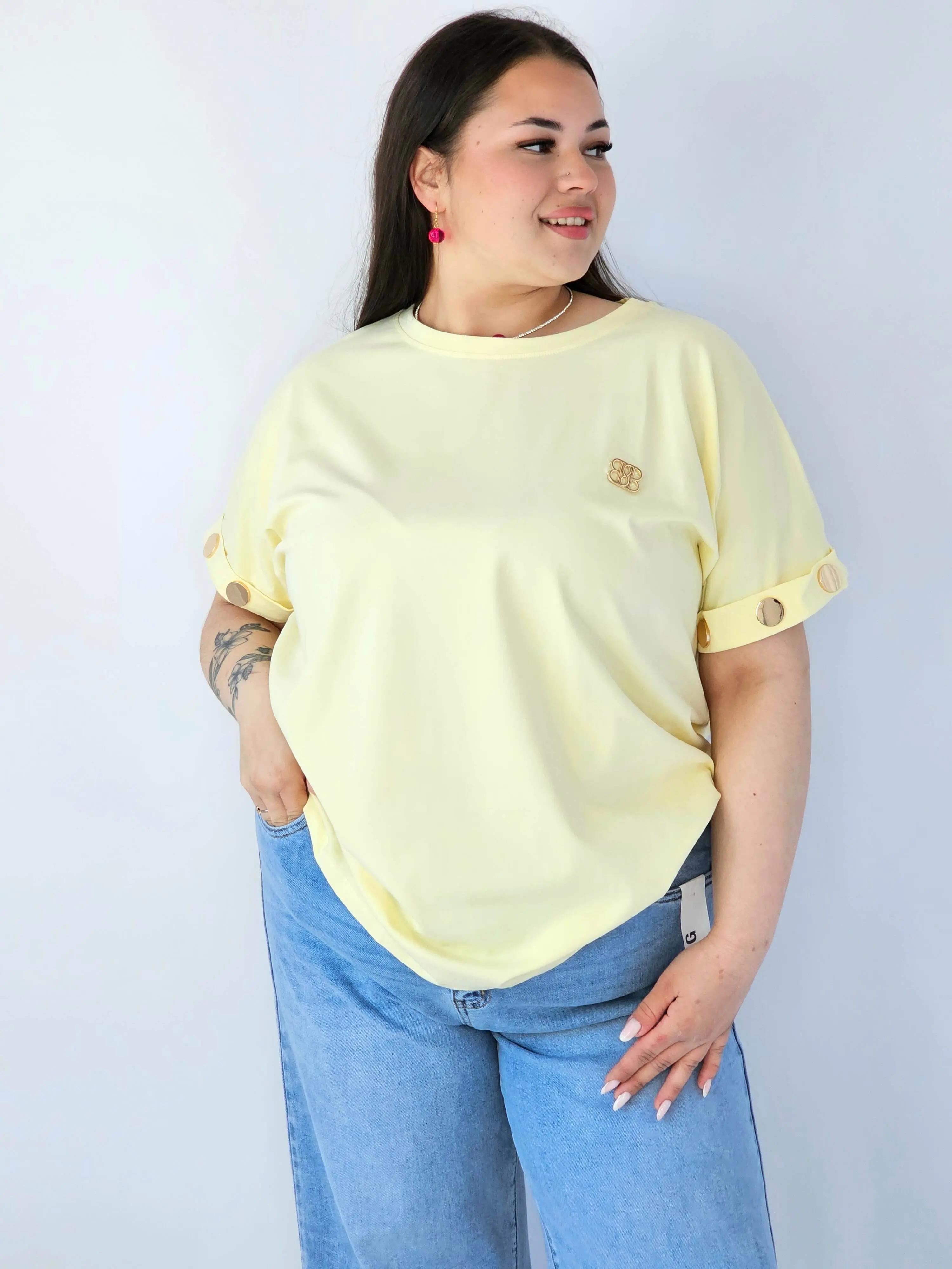 Bluzka Plus Size Luźna Z Krótkim Rękawem I Ozdobnymi Detalami - Image 3