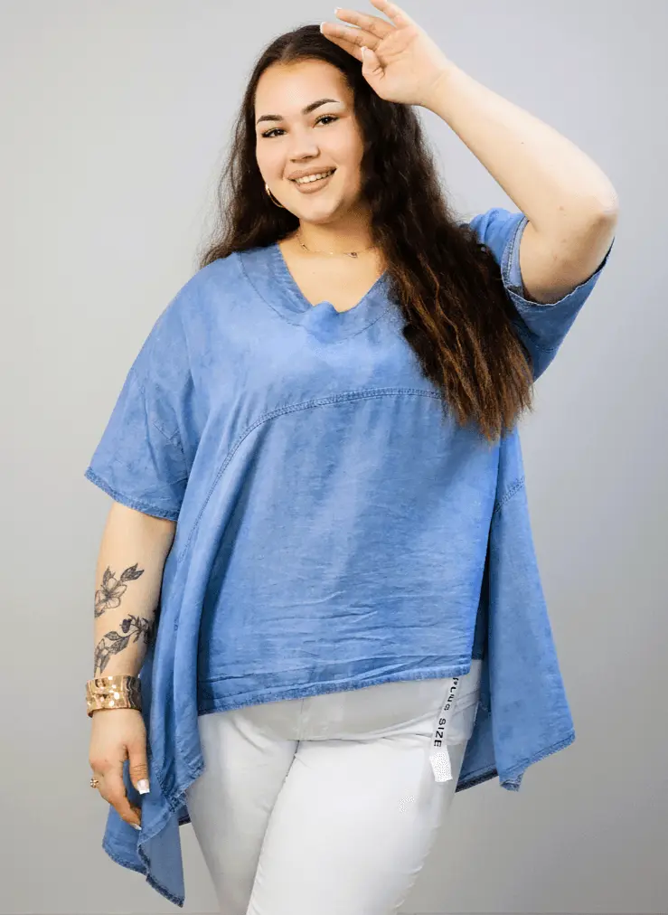 Bluzka plus size niebieska oversize – asymetryczna bluzka XXL z dekoltem V