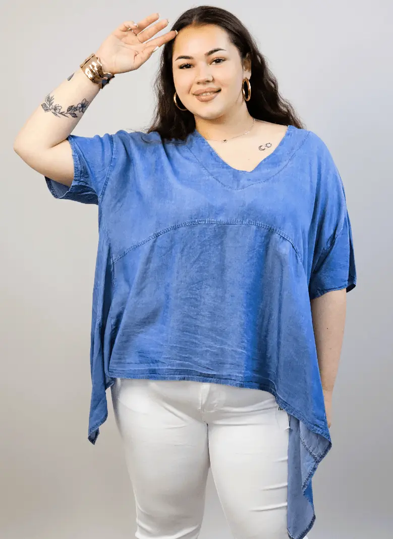 Bluzka plus size niebieska oversize – asymetryczna bluzka XXL z dekoltem V - Image 2