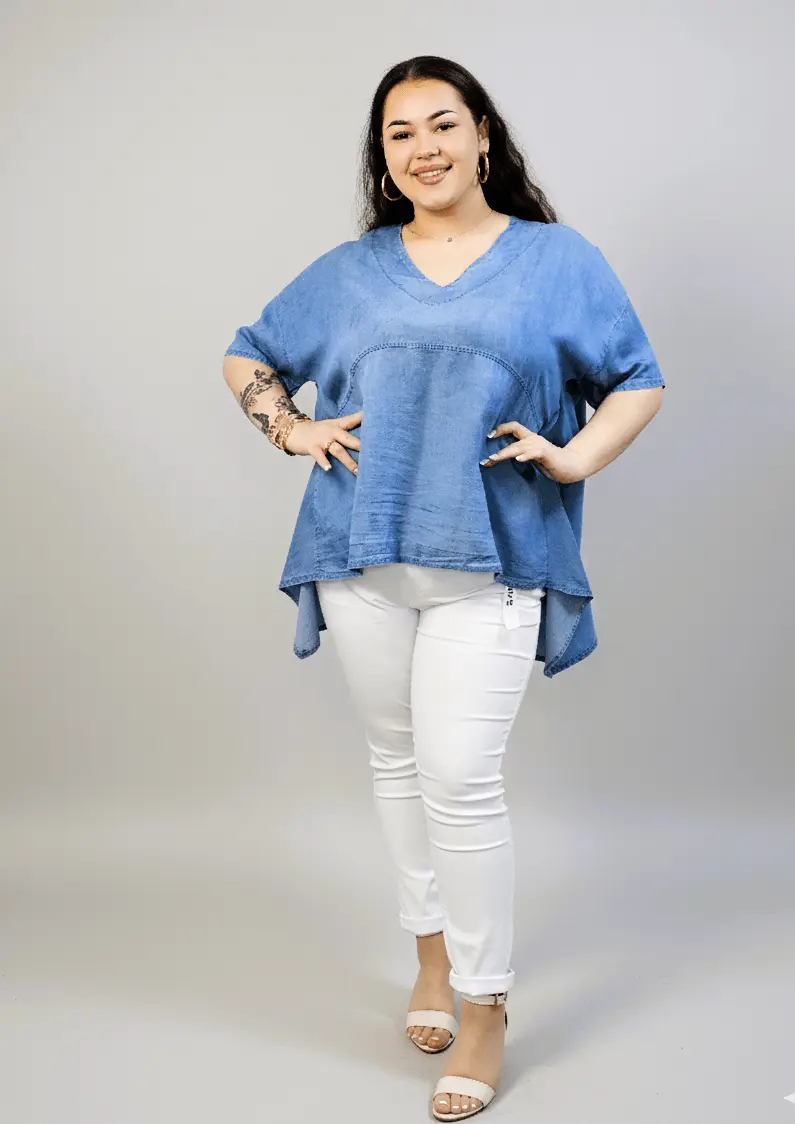 Bluzka plus size niebieska oversize – asymetryczna bluzka XXL z dekoltem V - Image 5
