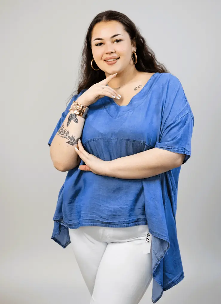 Bluzka plus size niebieska oversize – asymetryczna bluzka XXL z dekoltem V - Image 6