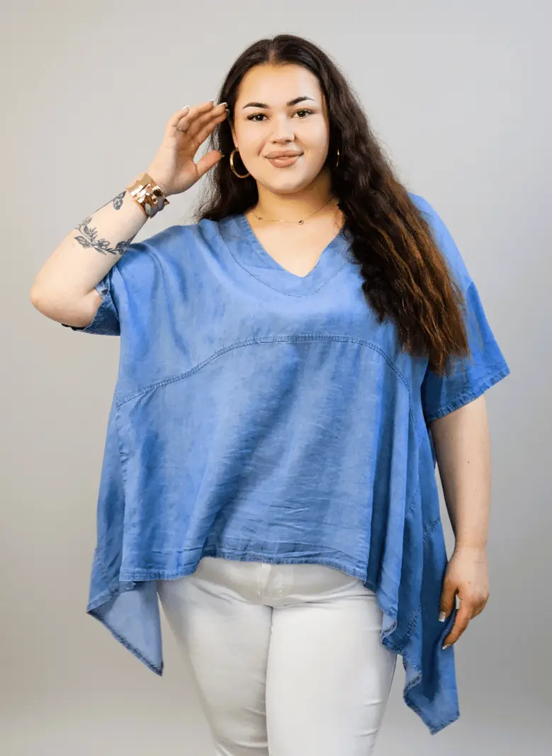 Bluzka plus size niebieska oversize – asymetryczna bluzka XXL z dekoltem V - Image 7