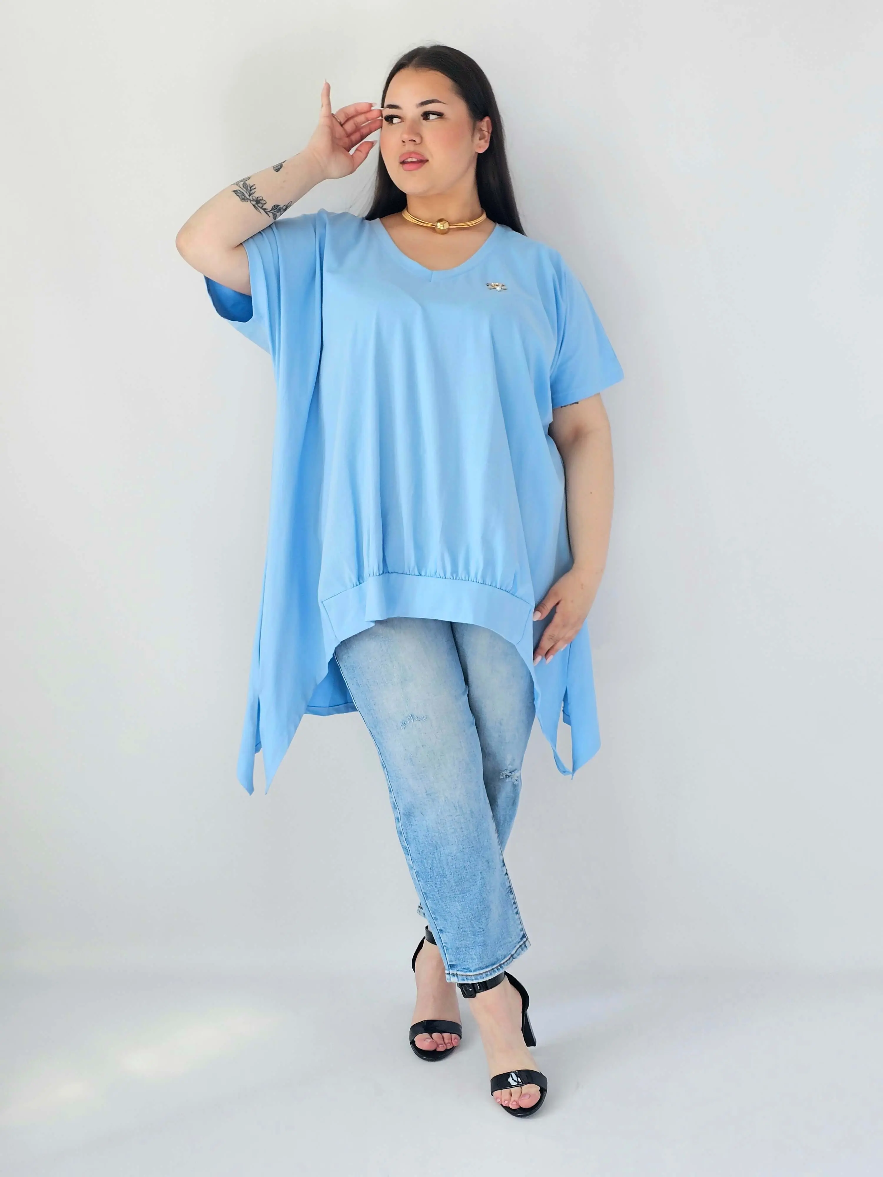 Bluzka Plus Size Oversize Z Dekoltem V I Asymetrycznym Dołem - Image 10