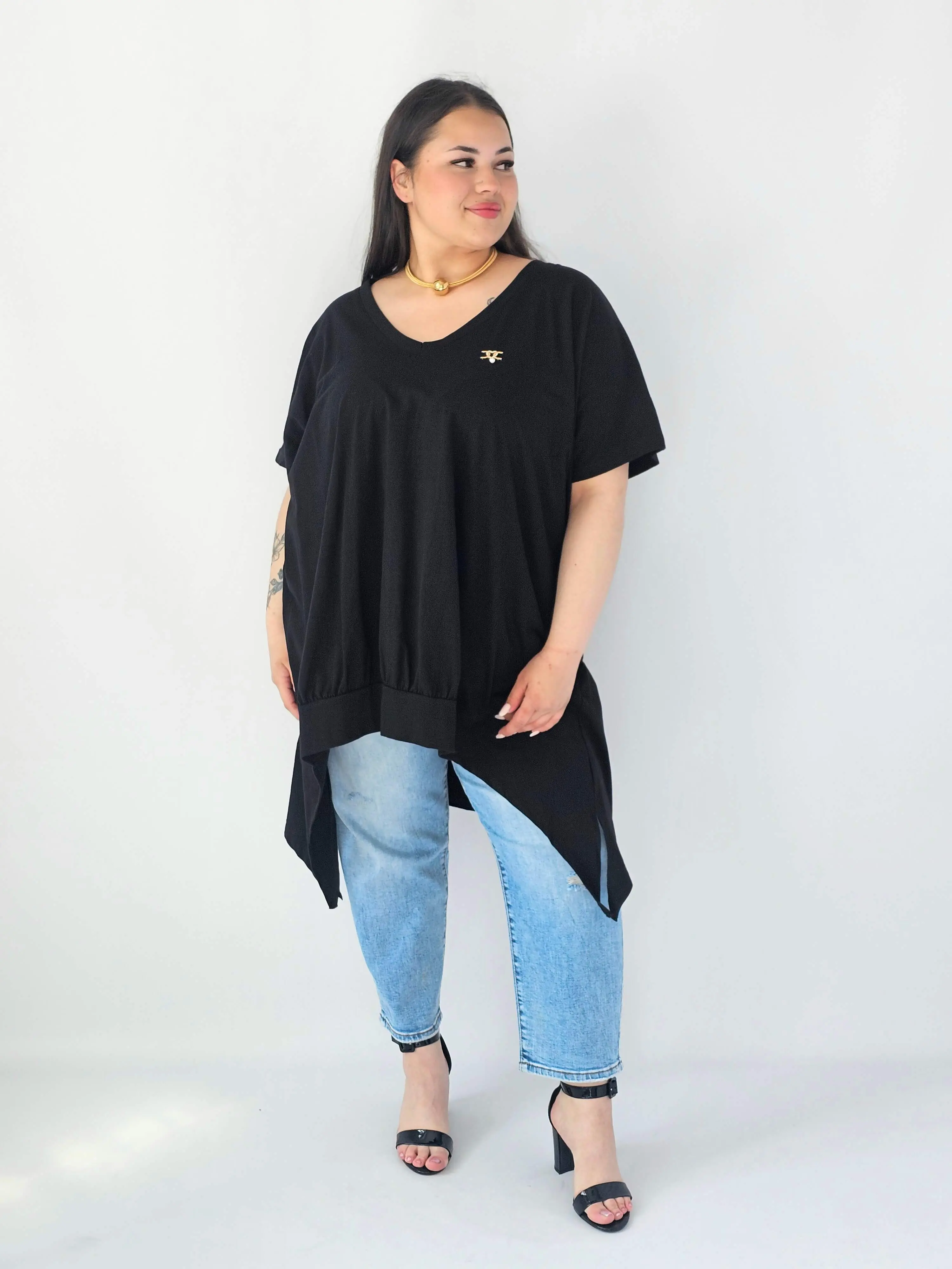 Bluzka Plus Size Oversize Z Dekoltem V I Asymetrycznym Dołem - Image 15