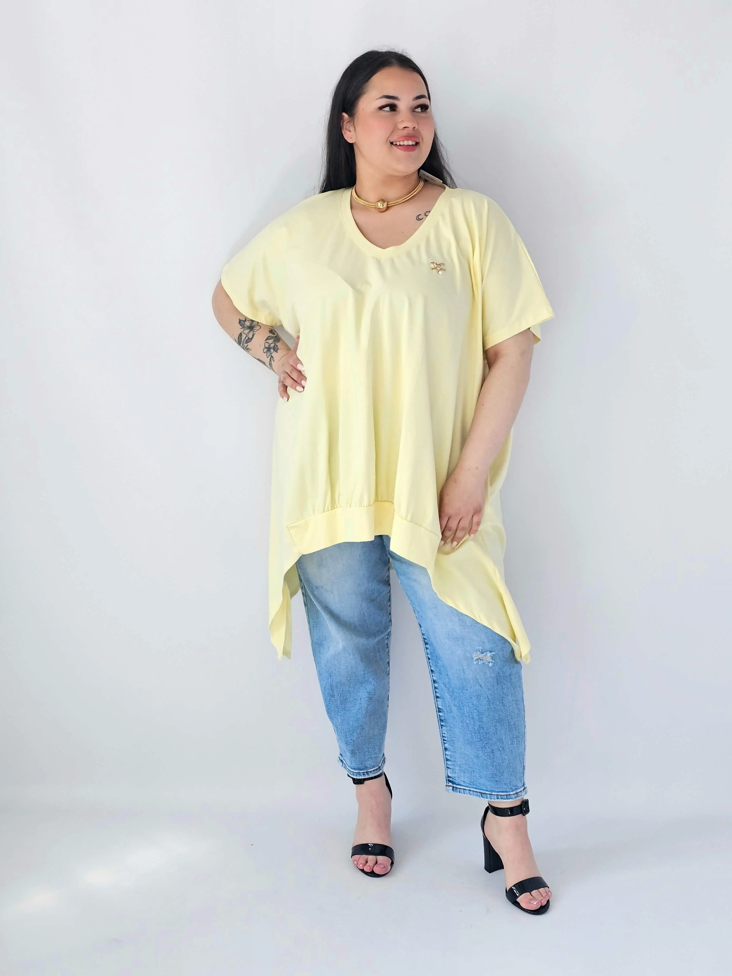 Bluzka Plus Size Oversize Z Dekoltem V I Asymetrycznym Dołem - Image 17
