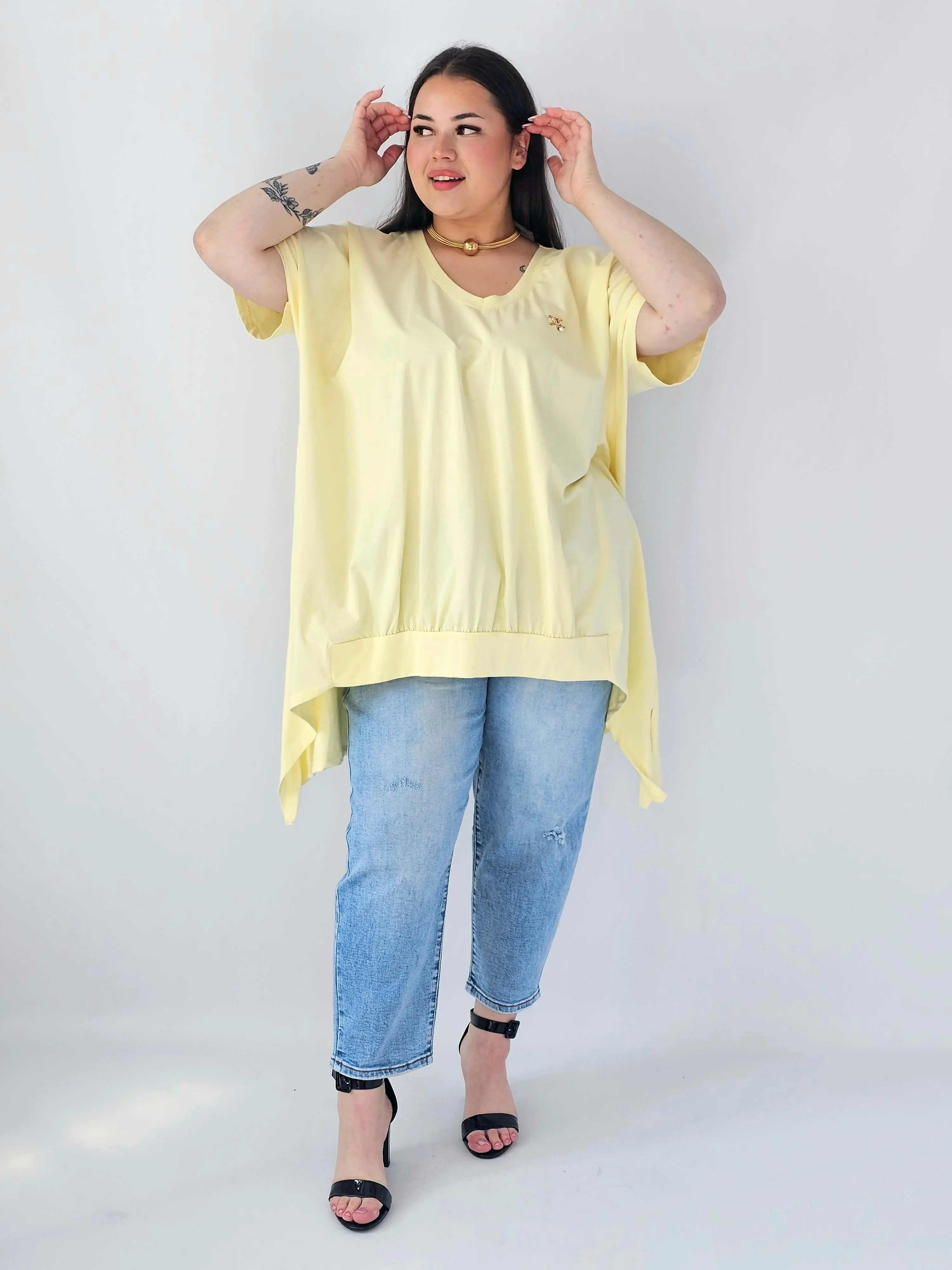 Bluzka Plus Size Oversize Z Dekoltem V I Asymetrycznym Dołem - Image 18