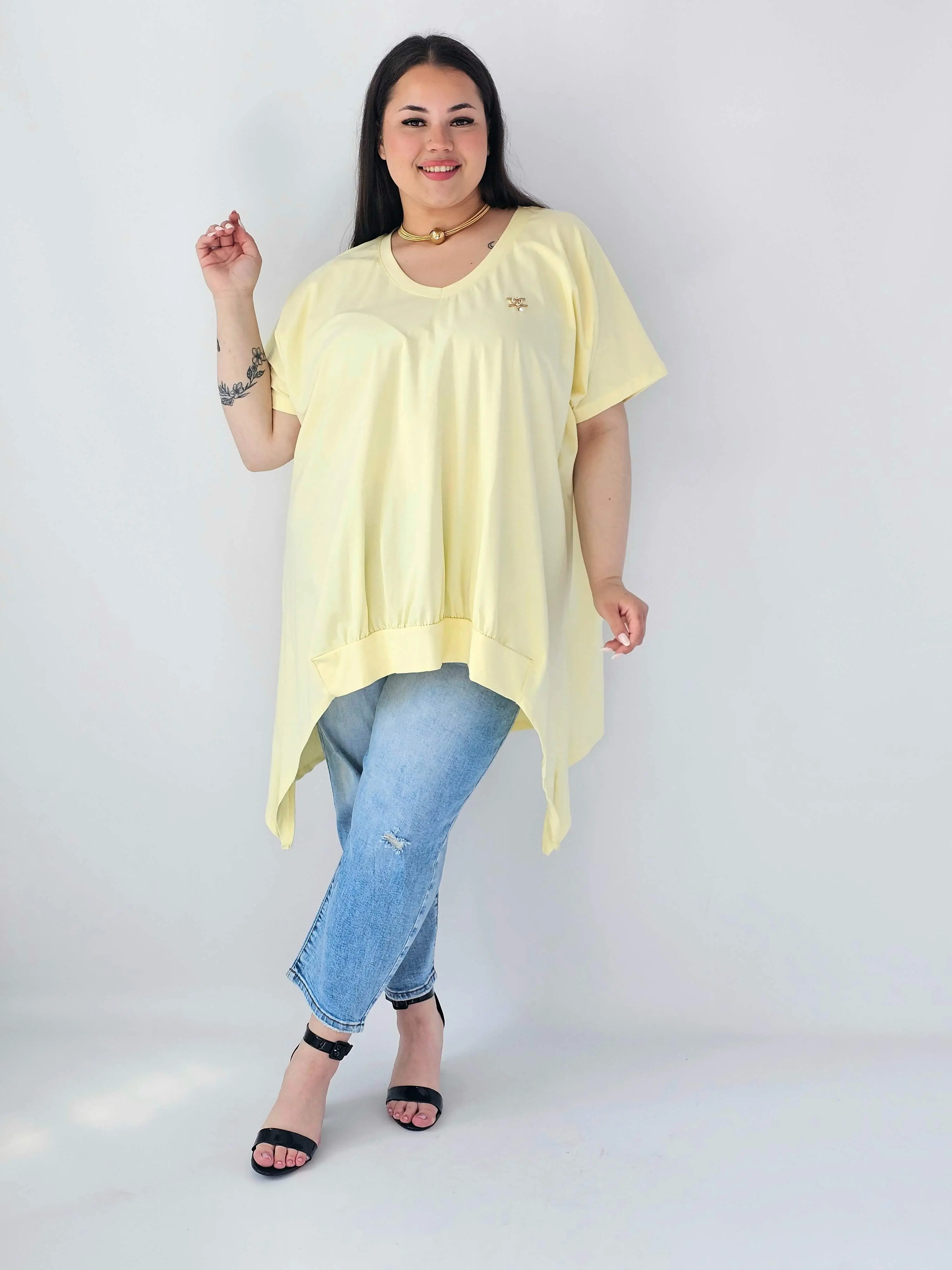Bluzka Plus Size Oversize Z Dekoltem V I Asymetrycznym Dołem - Image 19