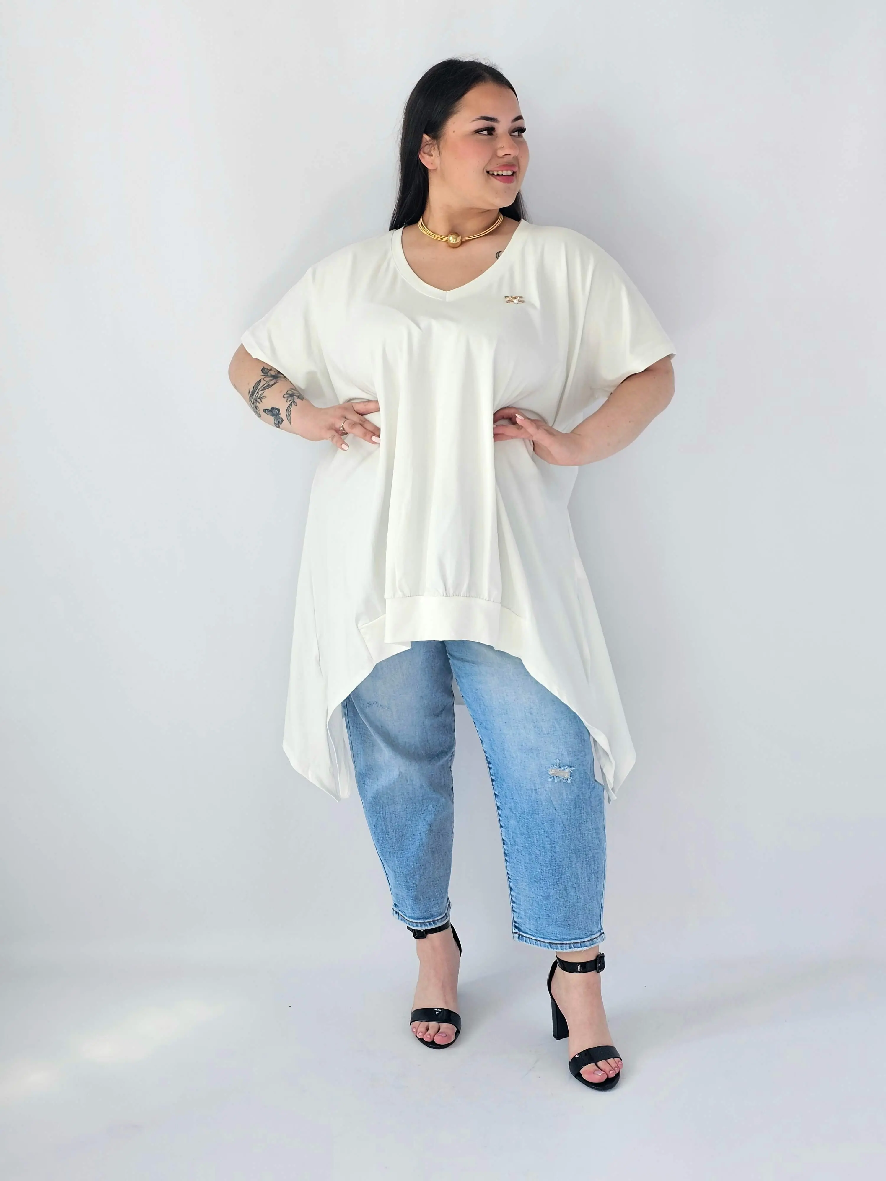Bluzka Plus Size Oversize Z Dekoltem V I Asymetrycznym Dołem - Image 21
