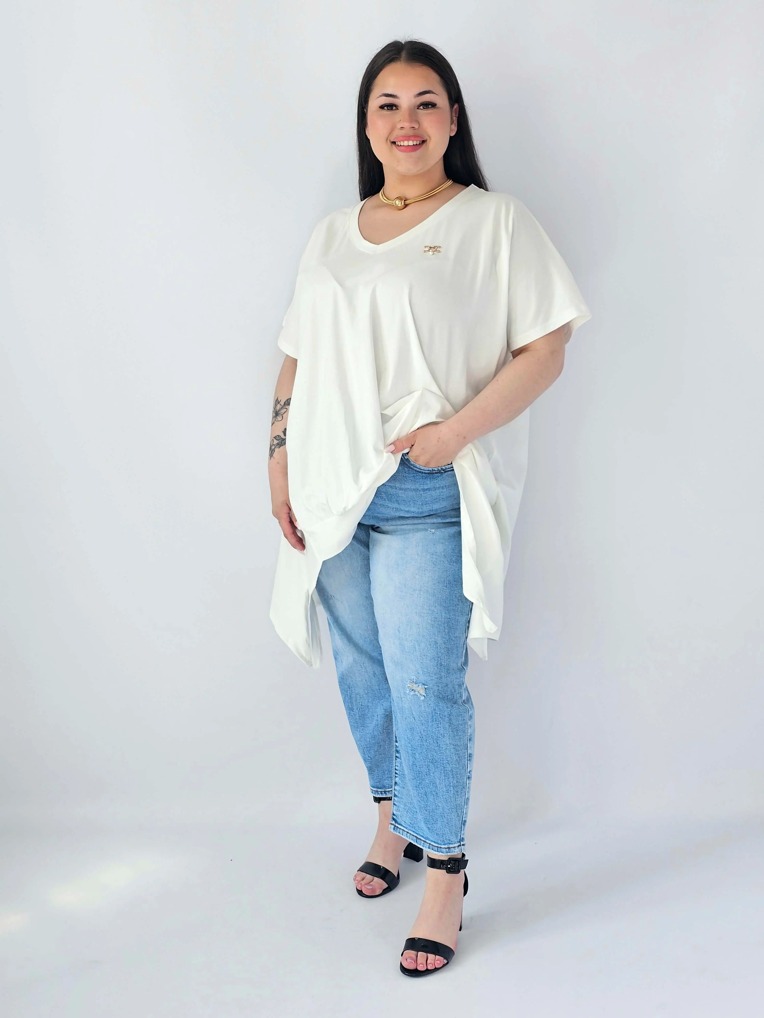 Bluzka Plus Size Oversize Z Dekoltem V I Asymetrycznym Dołem - Image 22