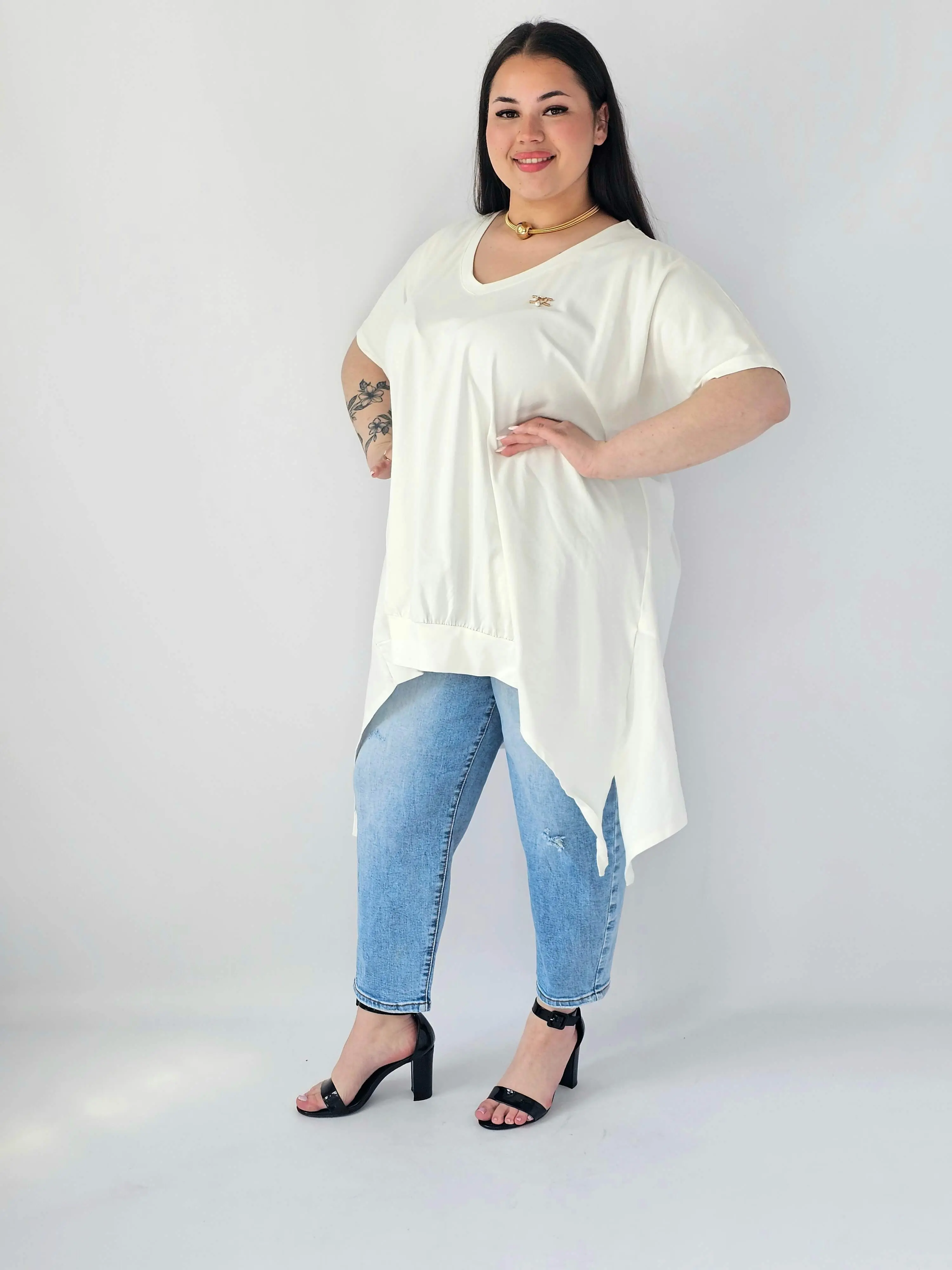 Bluzka Plus Size Oversize Z Dekoltem V I Asymetrycznym Dołem - Image 23