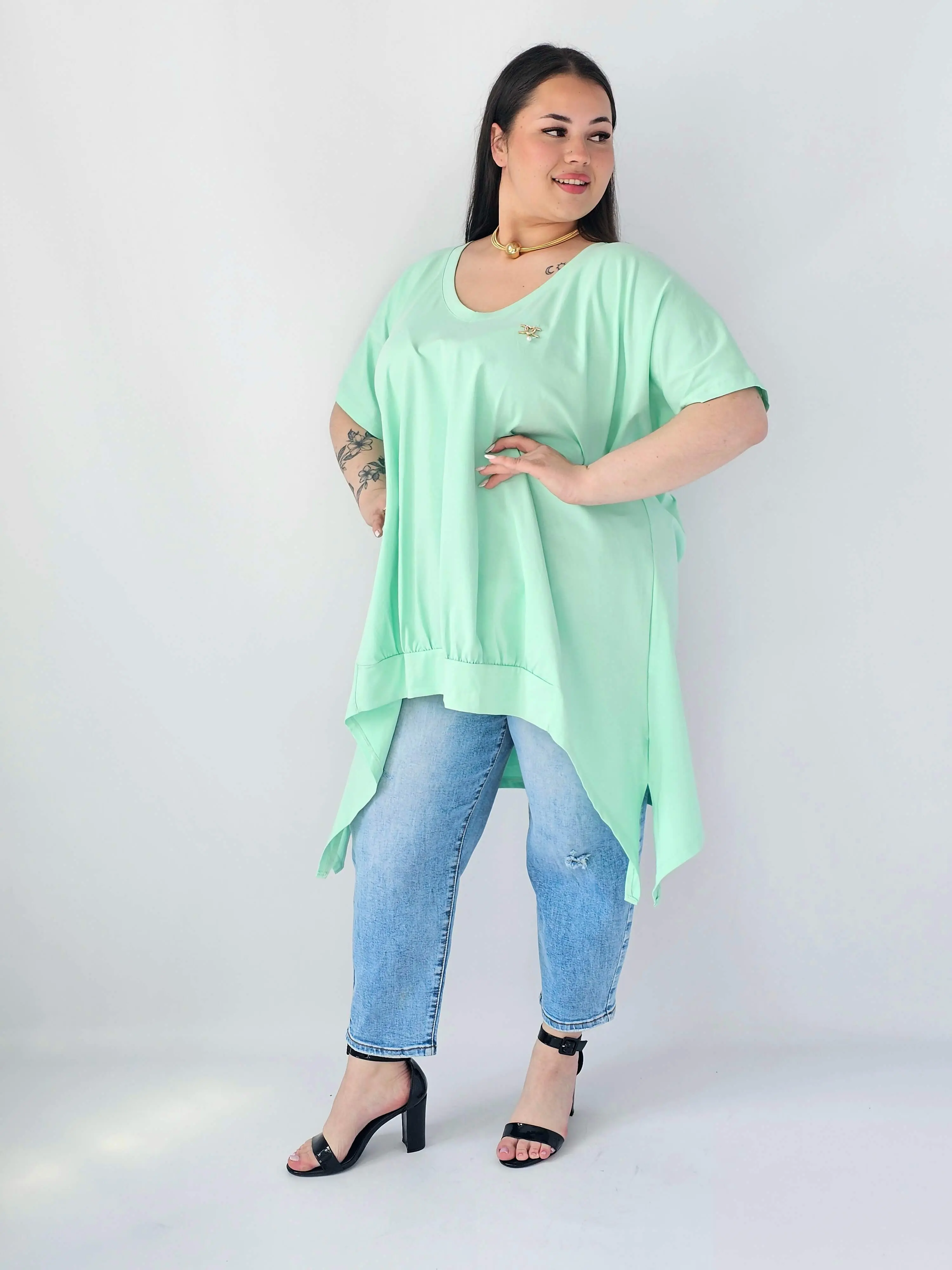Bluzka Plus Size Oversize Z Dekoltem V I Asymetrycznym Dołem - Image 24