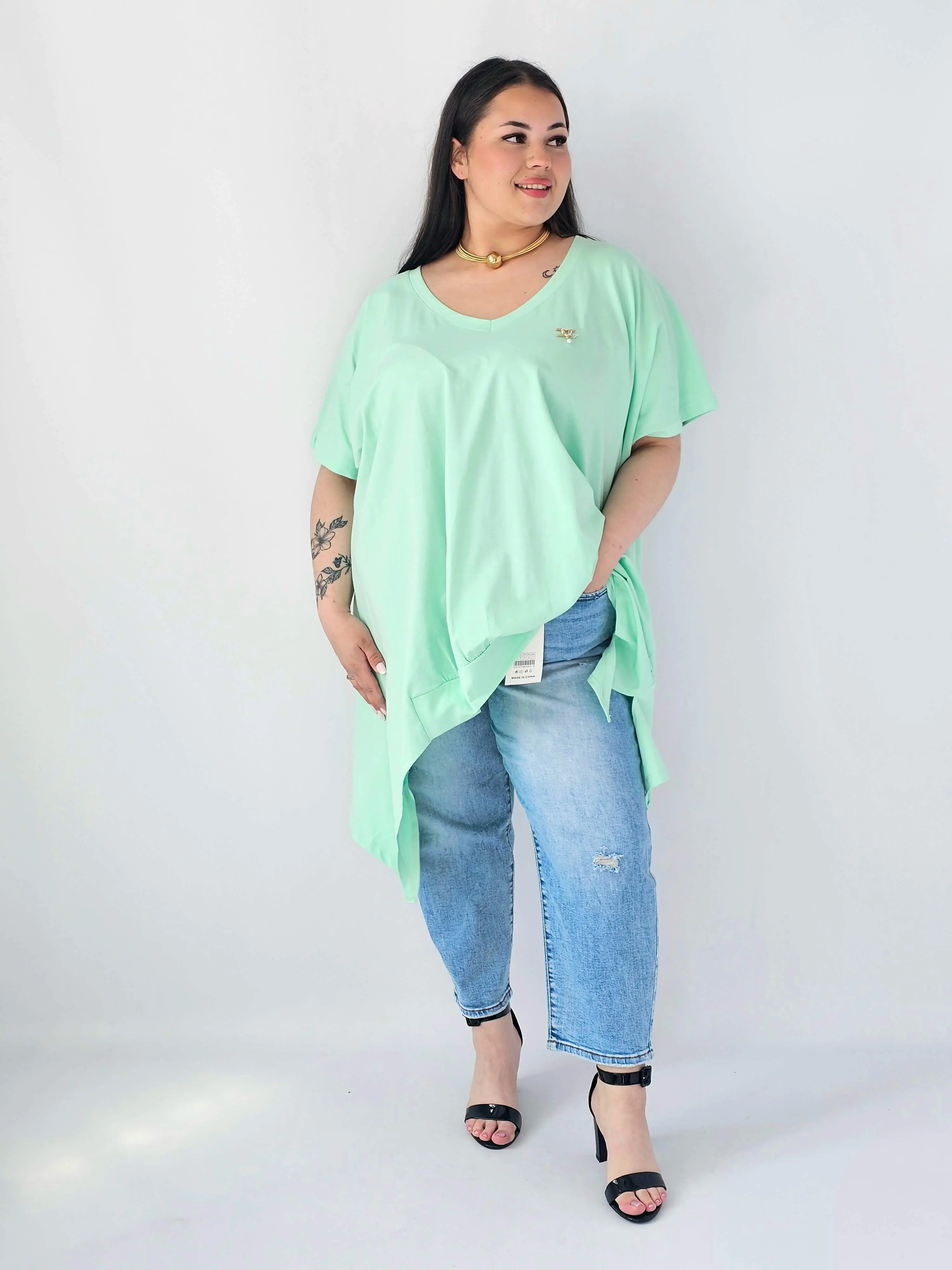 Bluzka Plus Size Oversize Z Dekoltem V I Asymetrycznym Dołem - Image 25