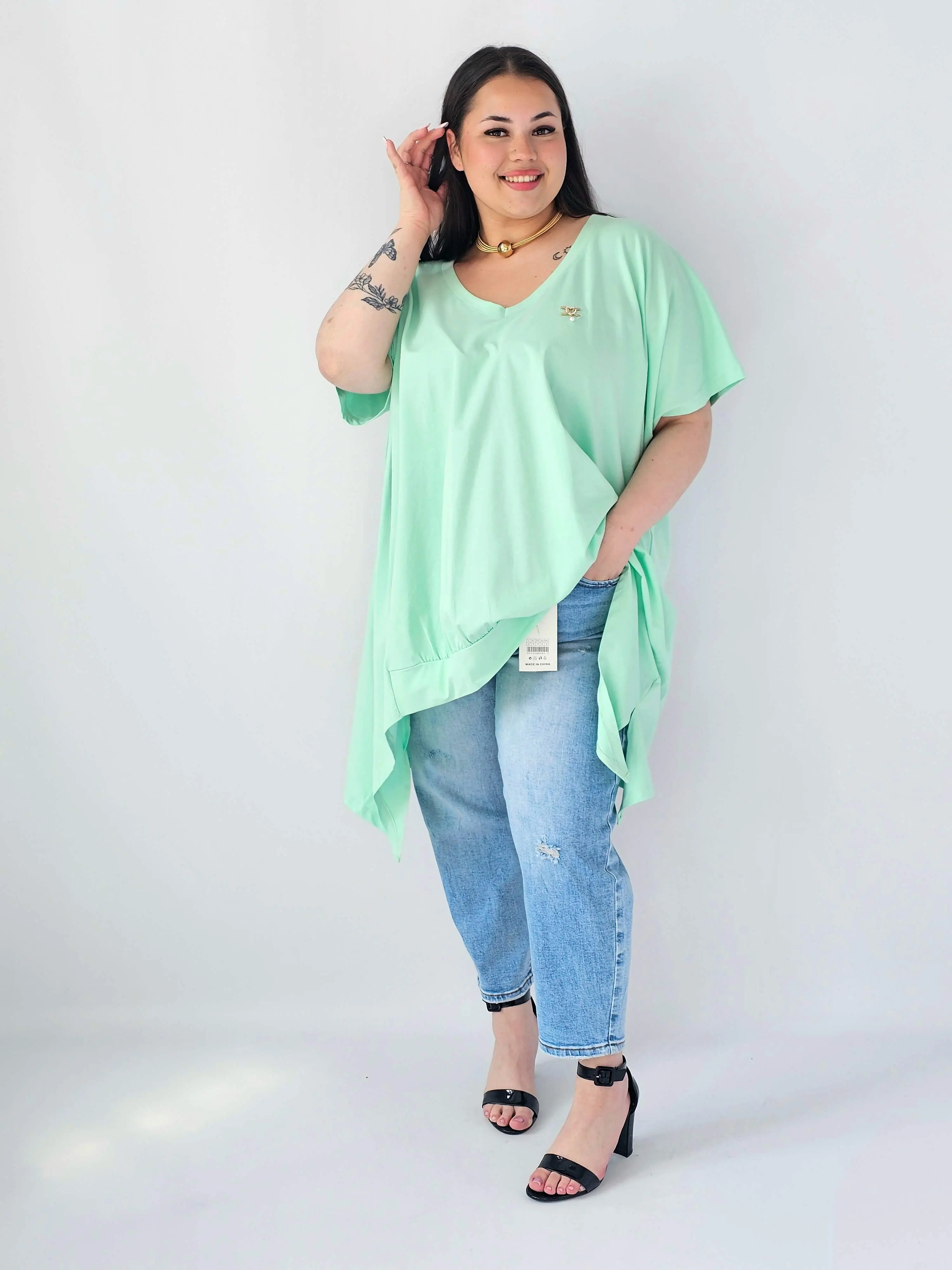 Bluzka Plus Size Oversize Z Dekoltem V I Asymetrycznym Dołem - Image 26