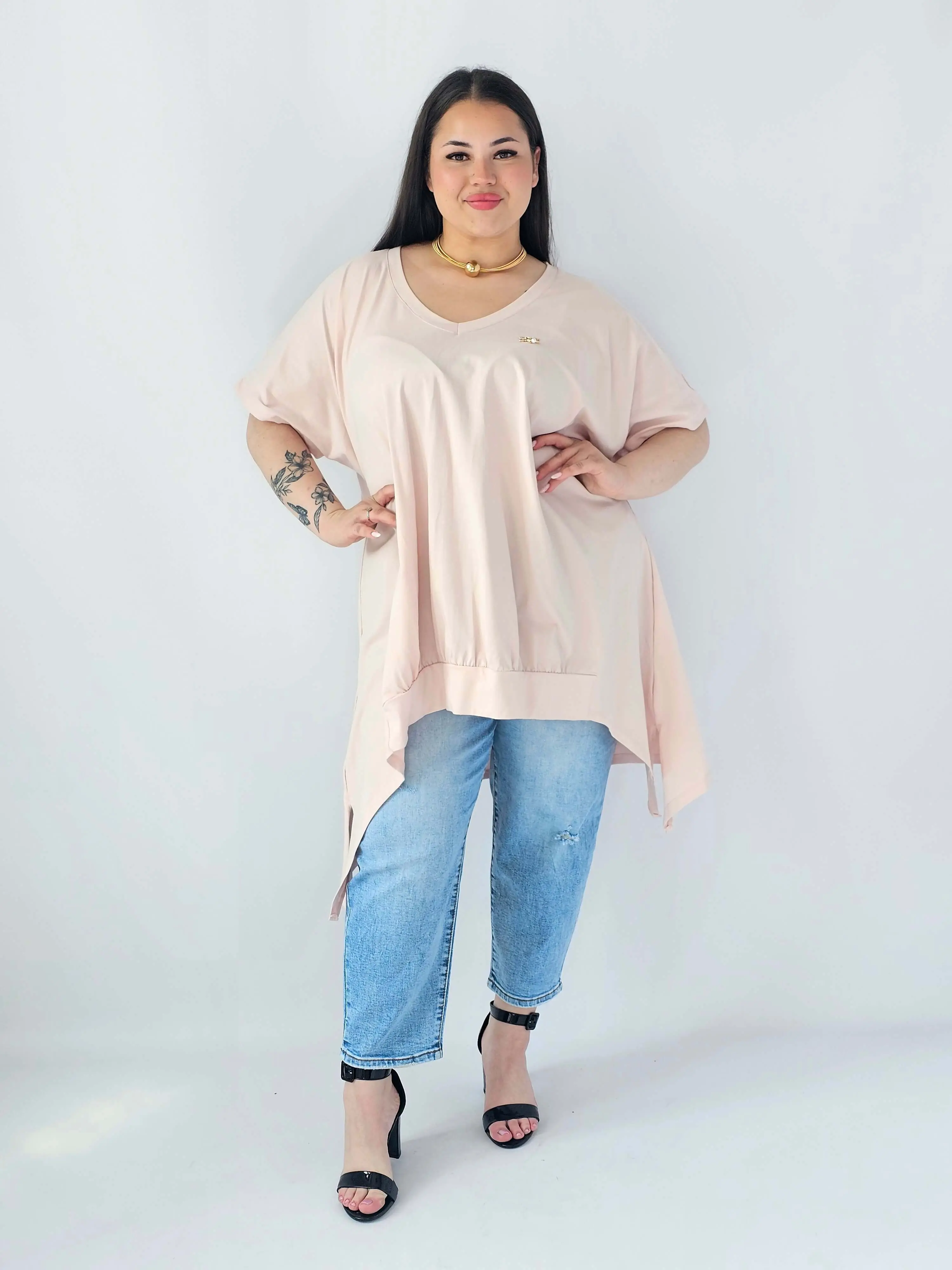 Bluzka Plus Size Oversize Z Dekoltem V I Asymetrycznym Dołem - Image 31