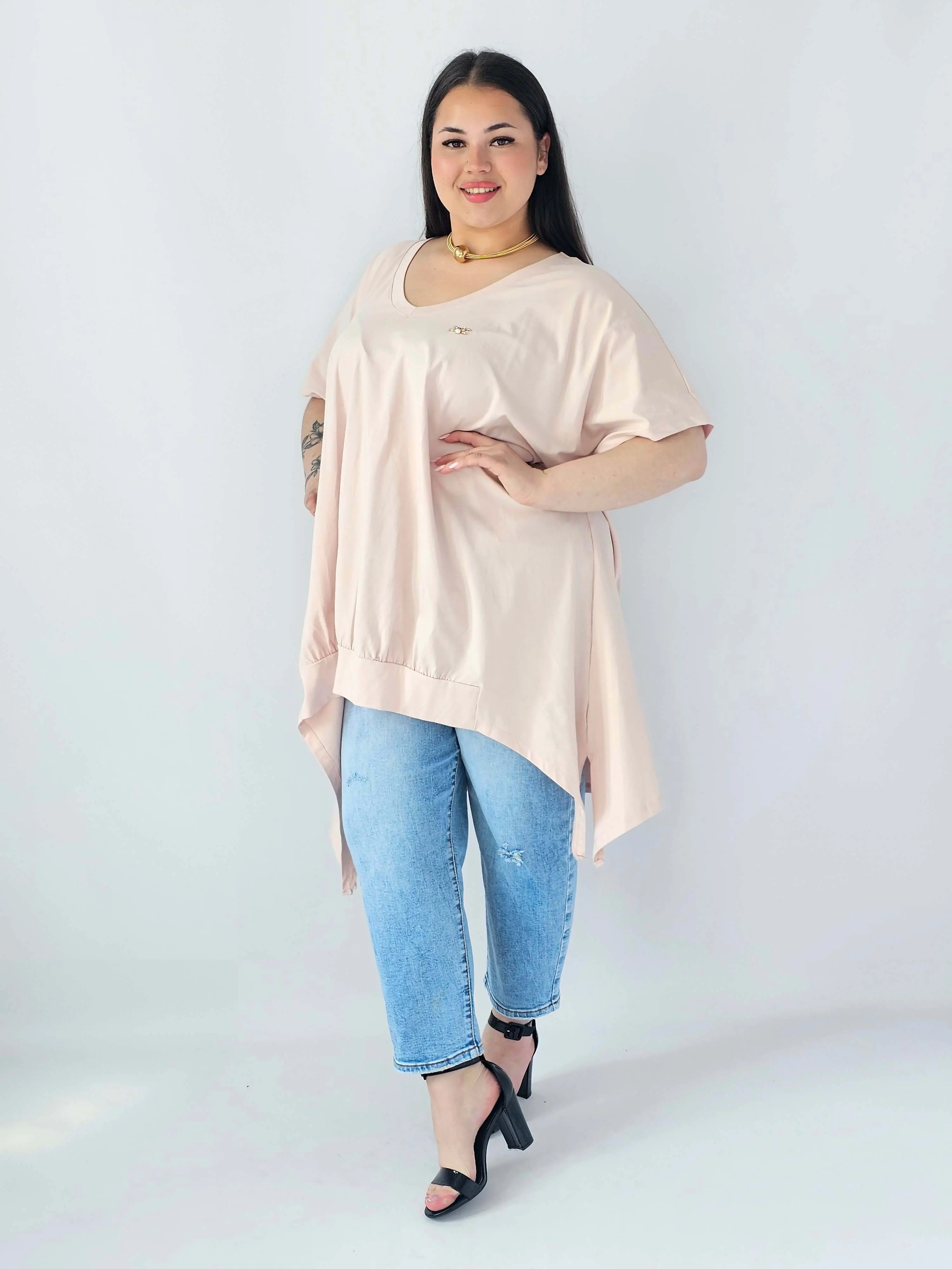 Bluzka Plus Size Oversize Z Dekoltem V I Asymetrycznym Dołem - Image 32