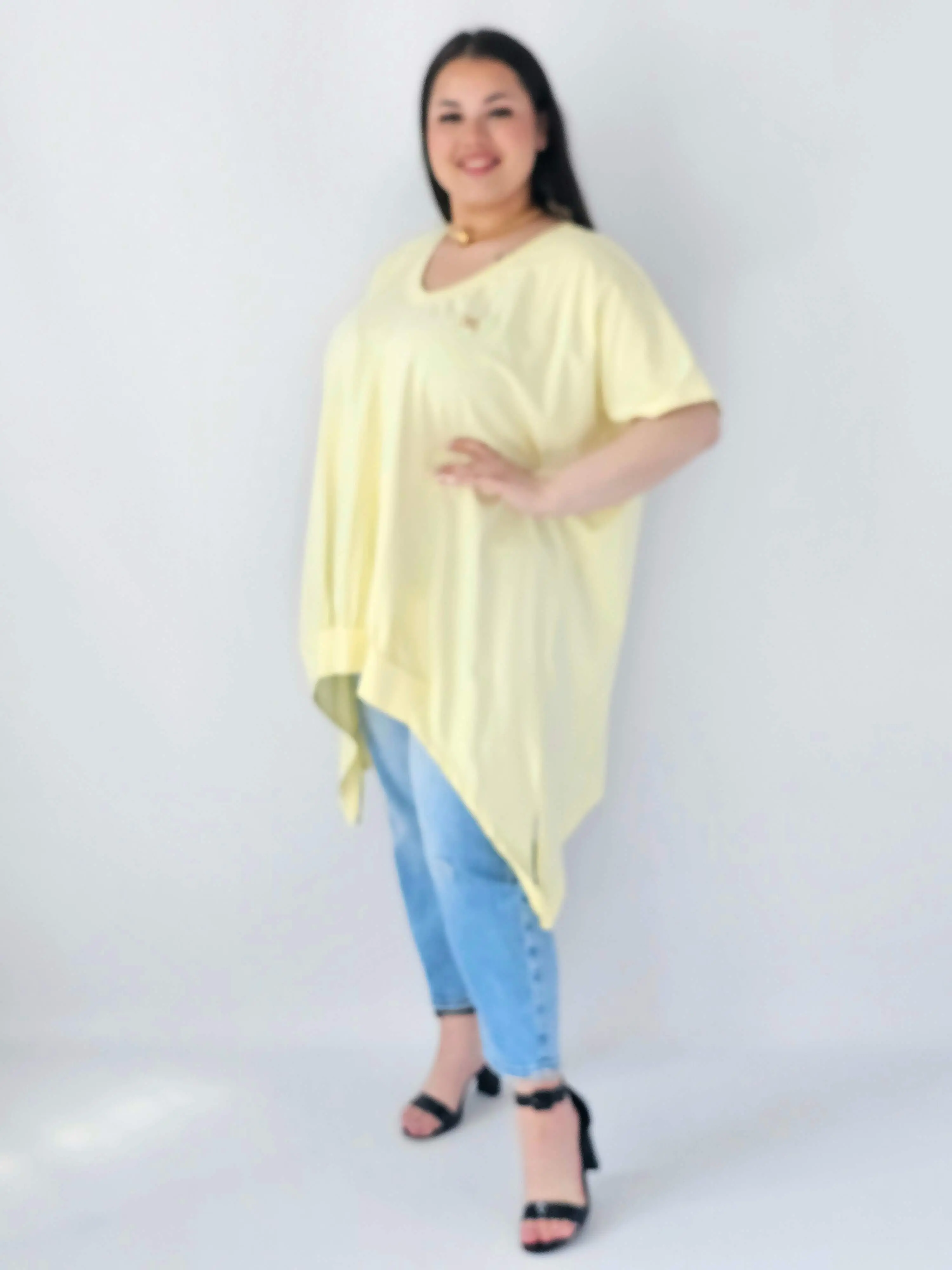 Bluzka Plus Size Oversize Z Dekoltem V I Asymetrycznym Dołem - Image 4