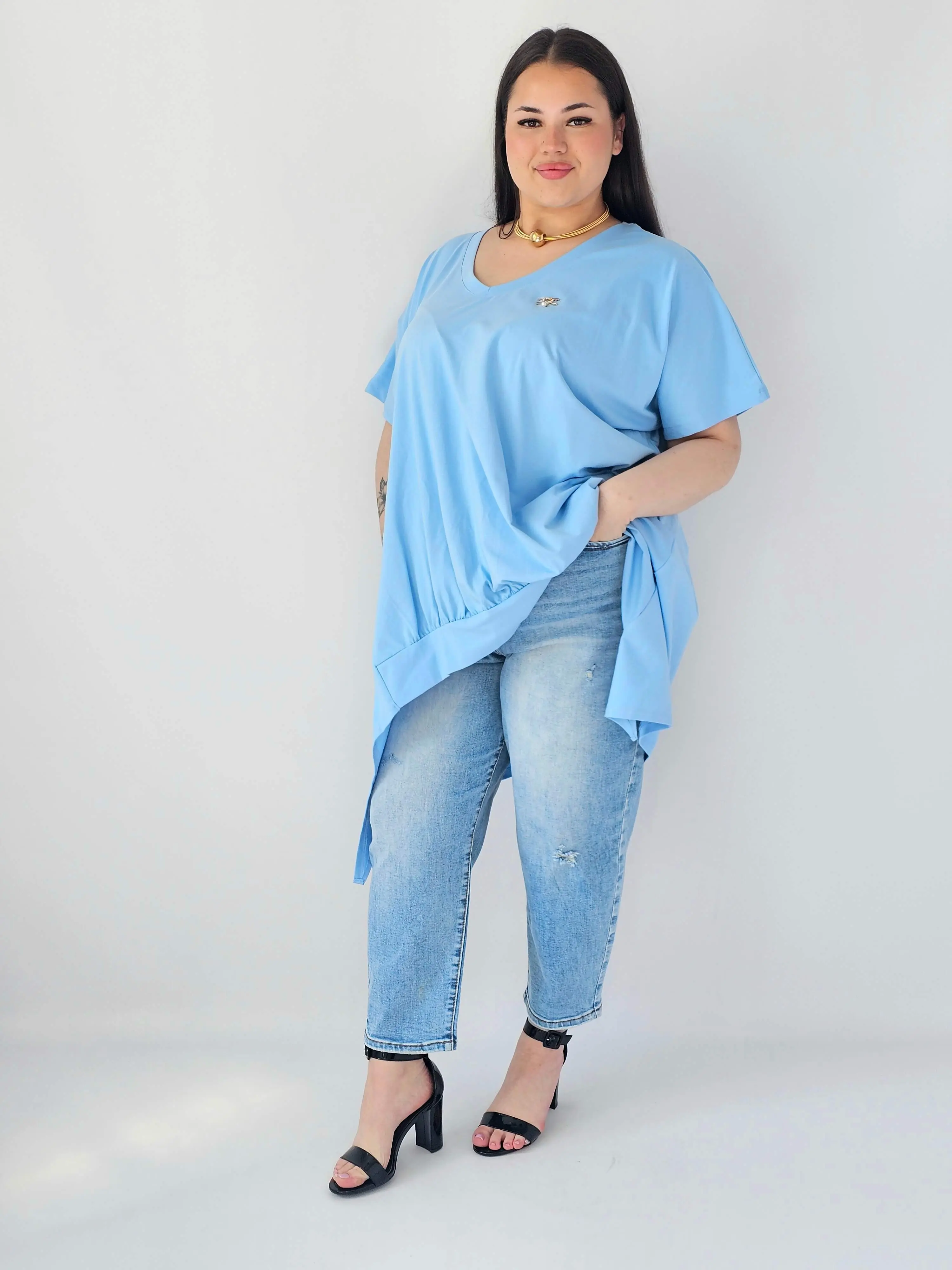 Bluzka Plus Size Oversize Z Dekoltem V I Asymetrycznym Dołem - Image 7
