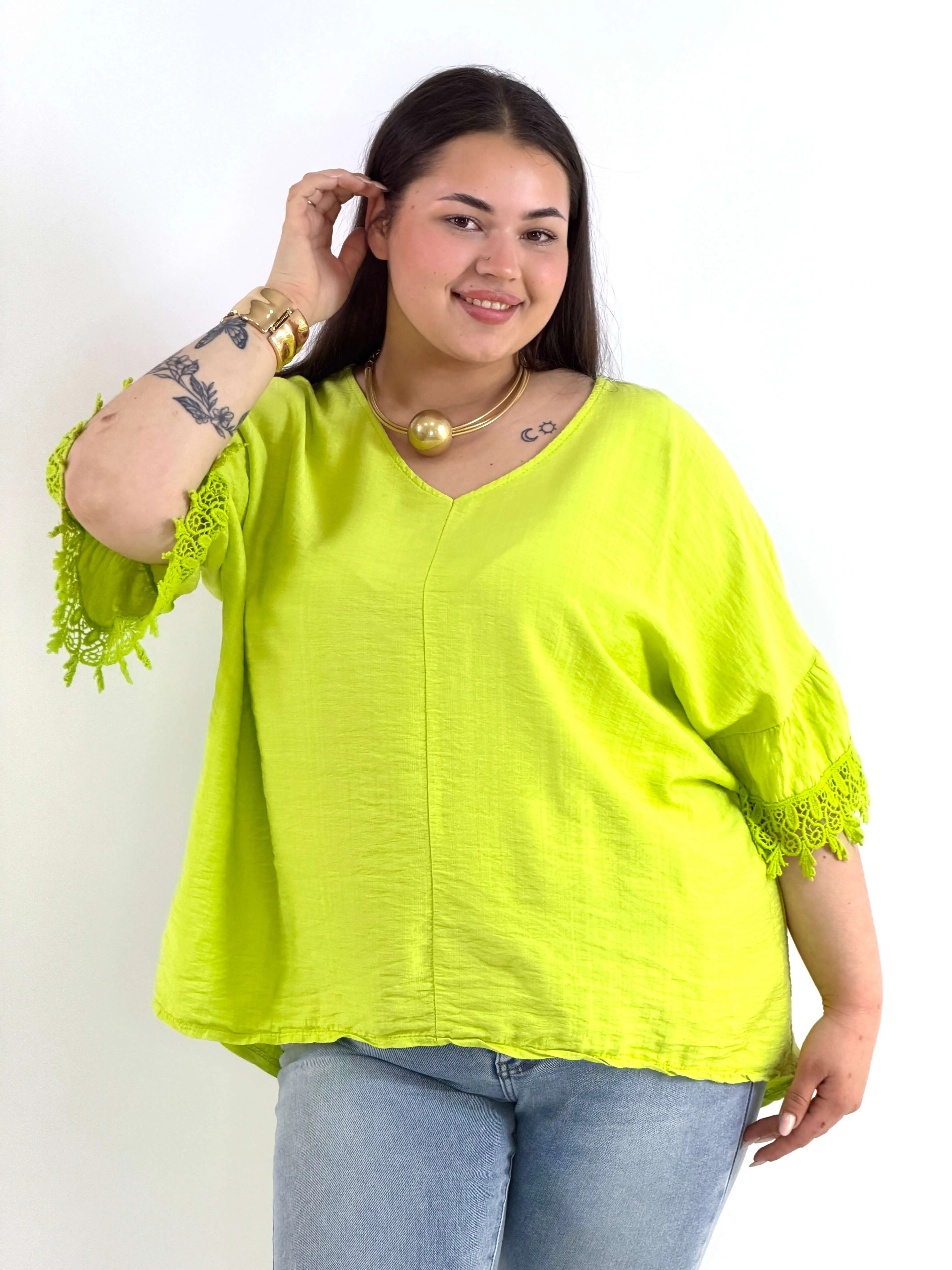 Bluzka plus size oversize z koronkowym rękawem – lekka i stylowa - Image 2