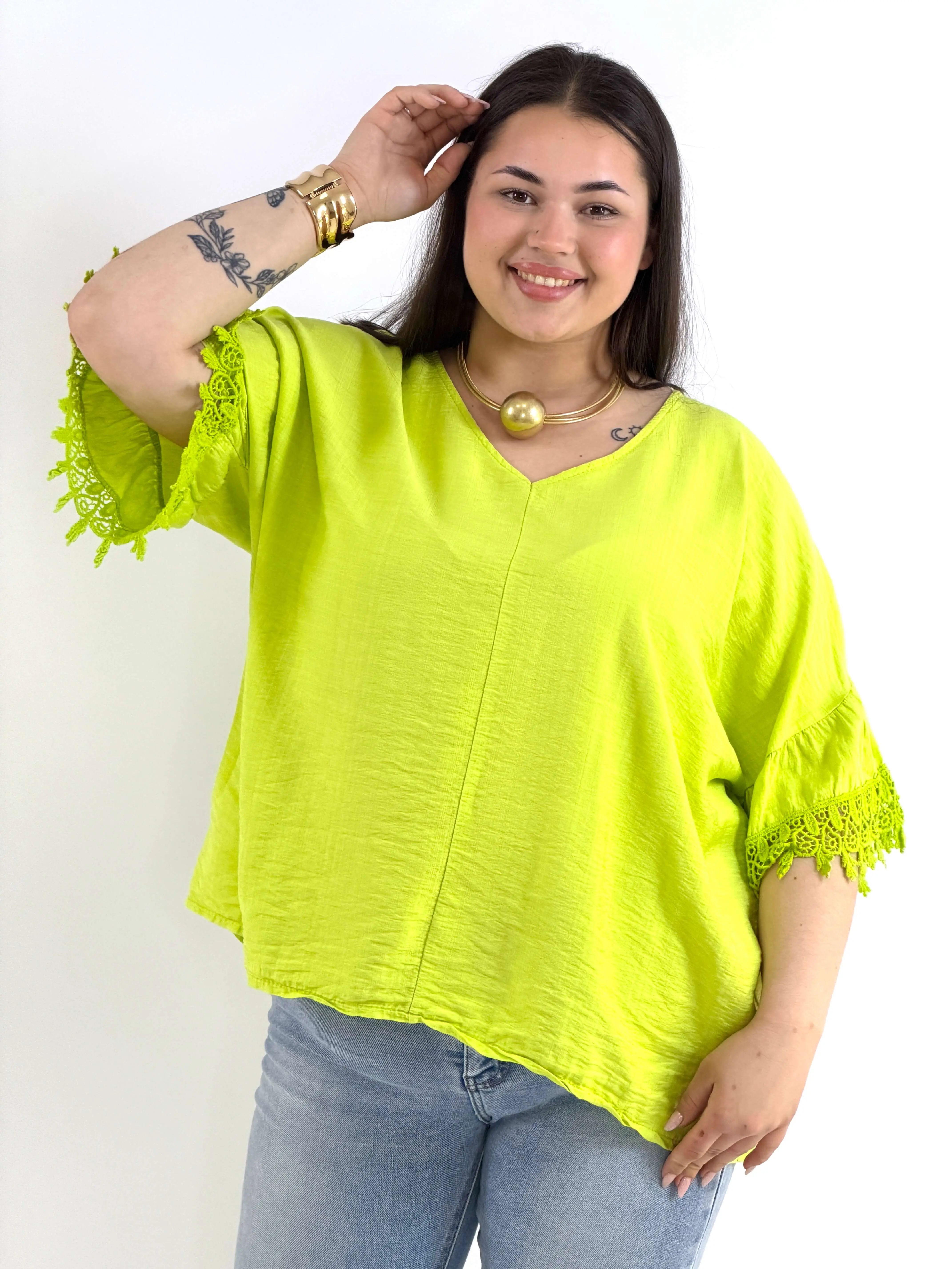 Bluzka plus size oversize z koronkowym rękawem – lekka i stylowa - Image 4