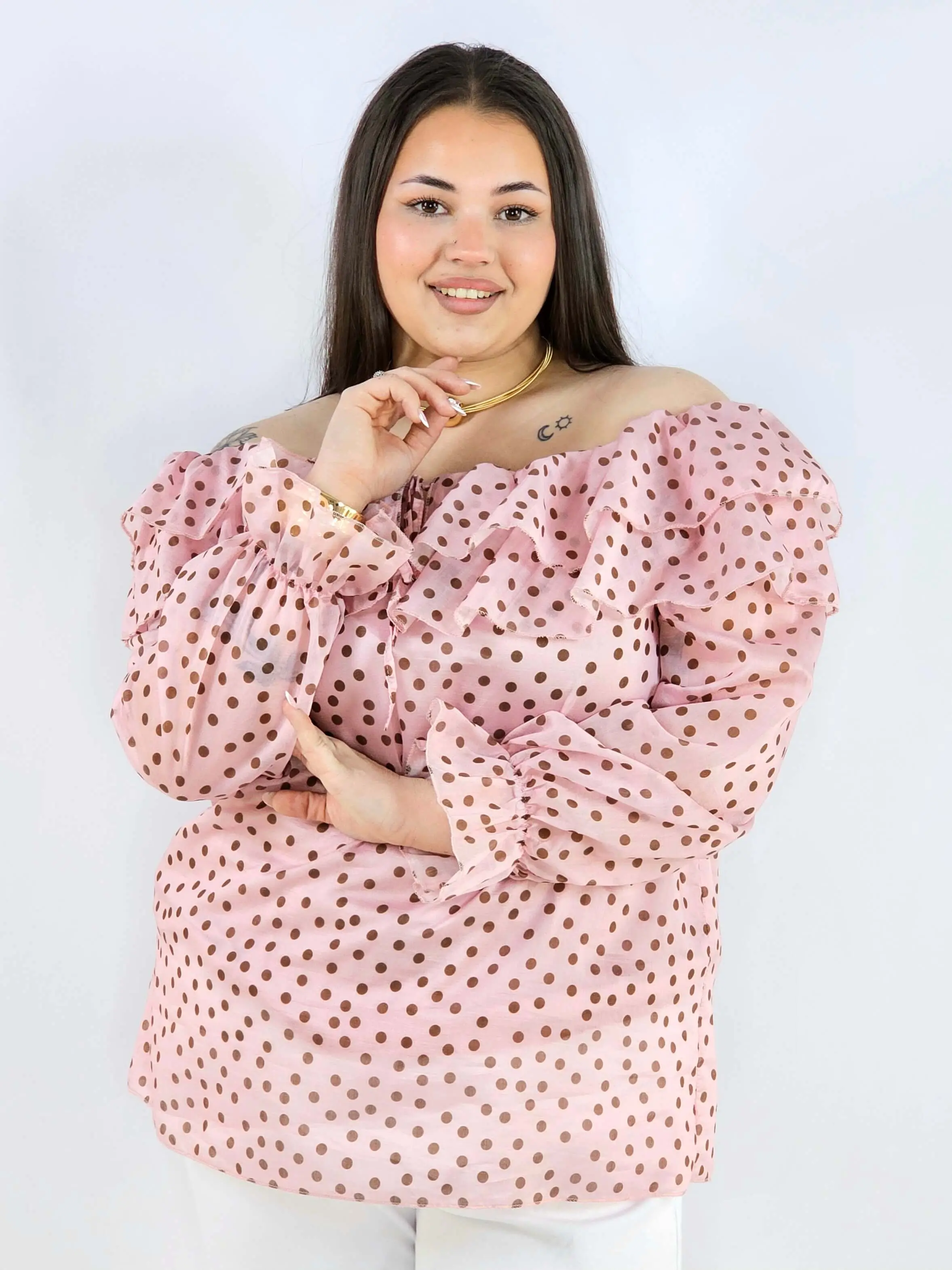 Bluzka plus size w grochy z falbaną i wiązaniem lekka i kobieca