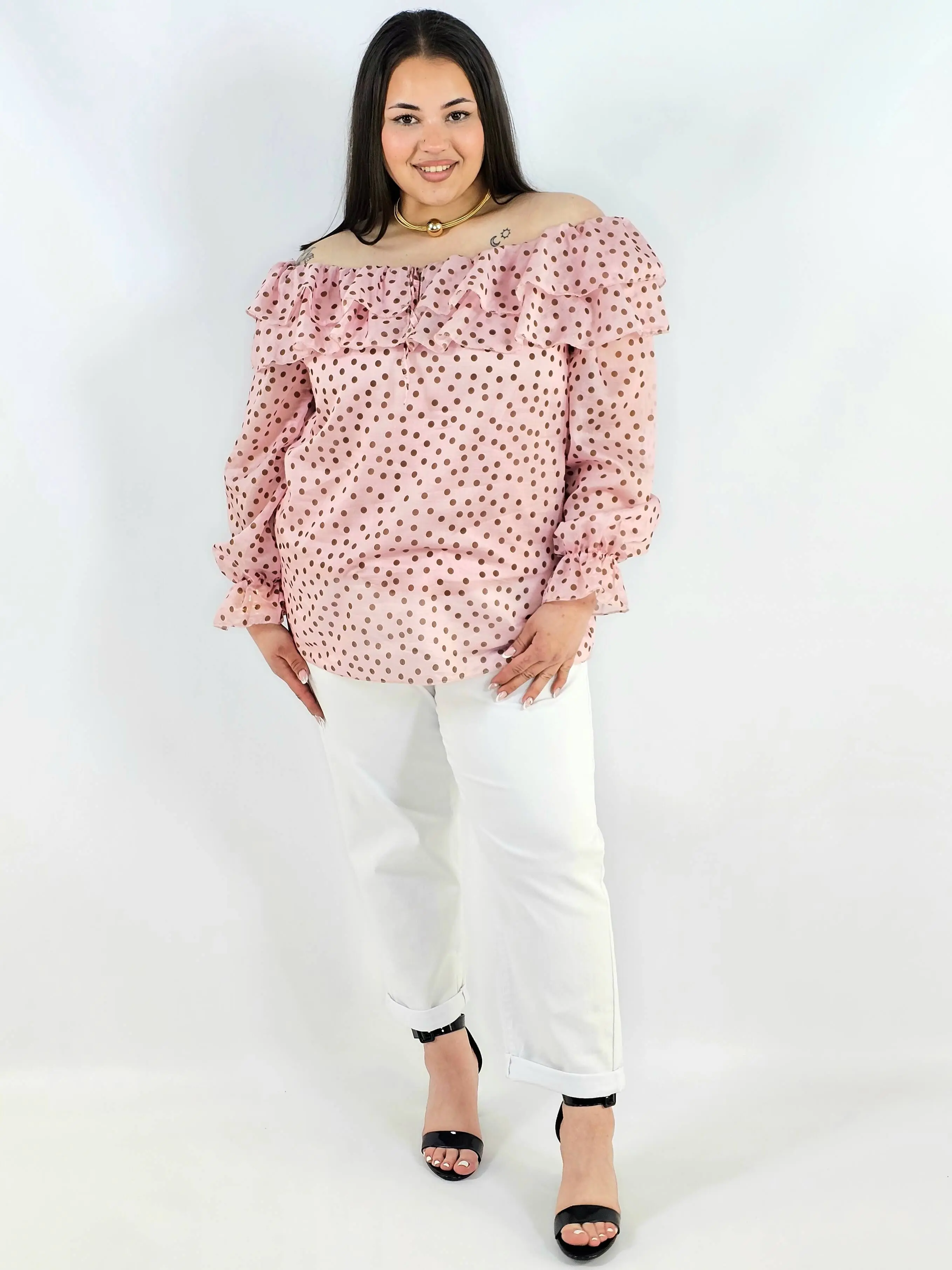 Bluzka plus size w grochy z falbaną i wiązaniem lekka i kobieca - Image 4
