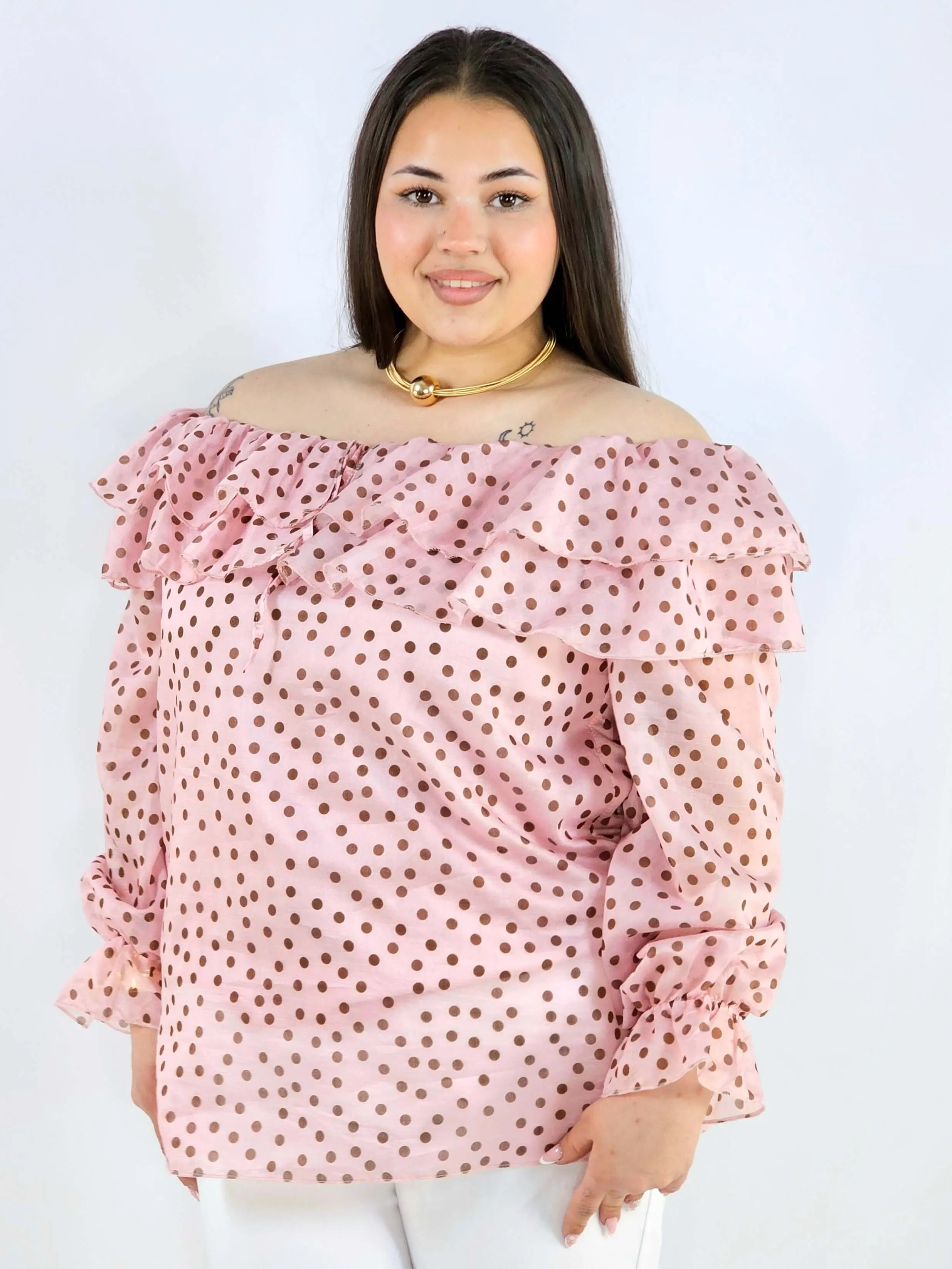Bluzka plus size w grochy z falbaną i wiązaniem lekka i kobieca - Image 5
