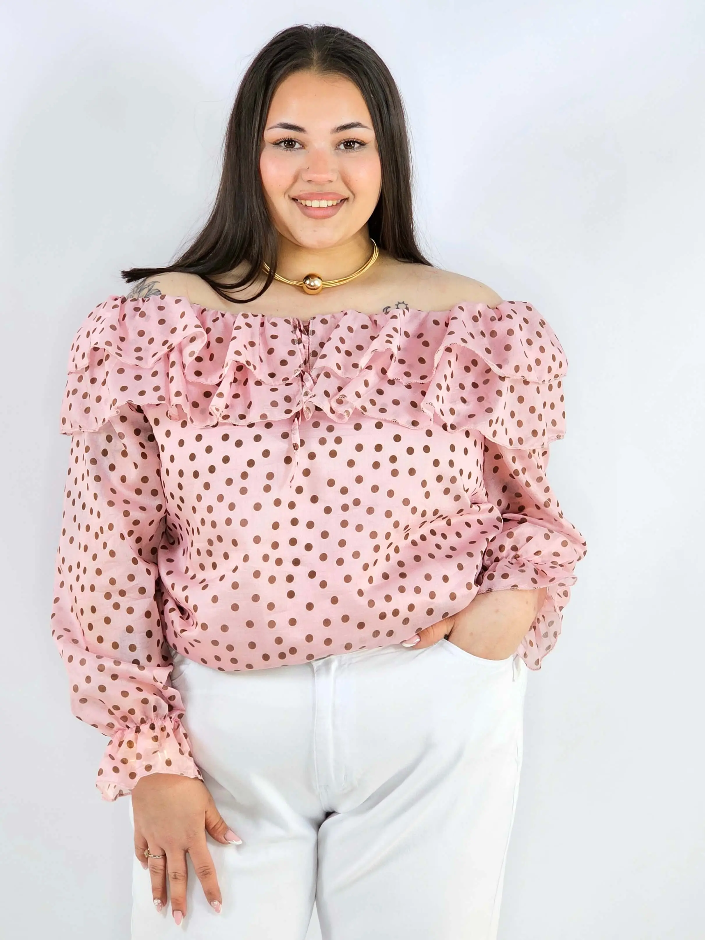 Bluzka plus size w grochy z falbaną i wiązaniem lekka i kobieca - Image 6