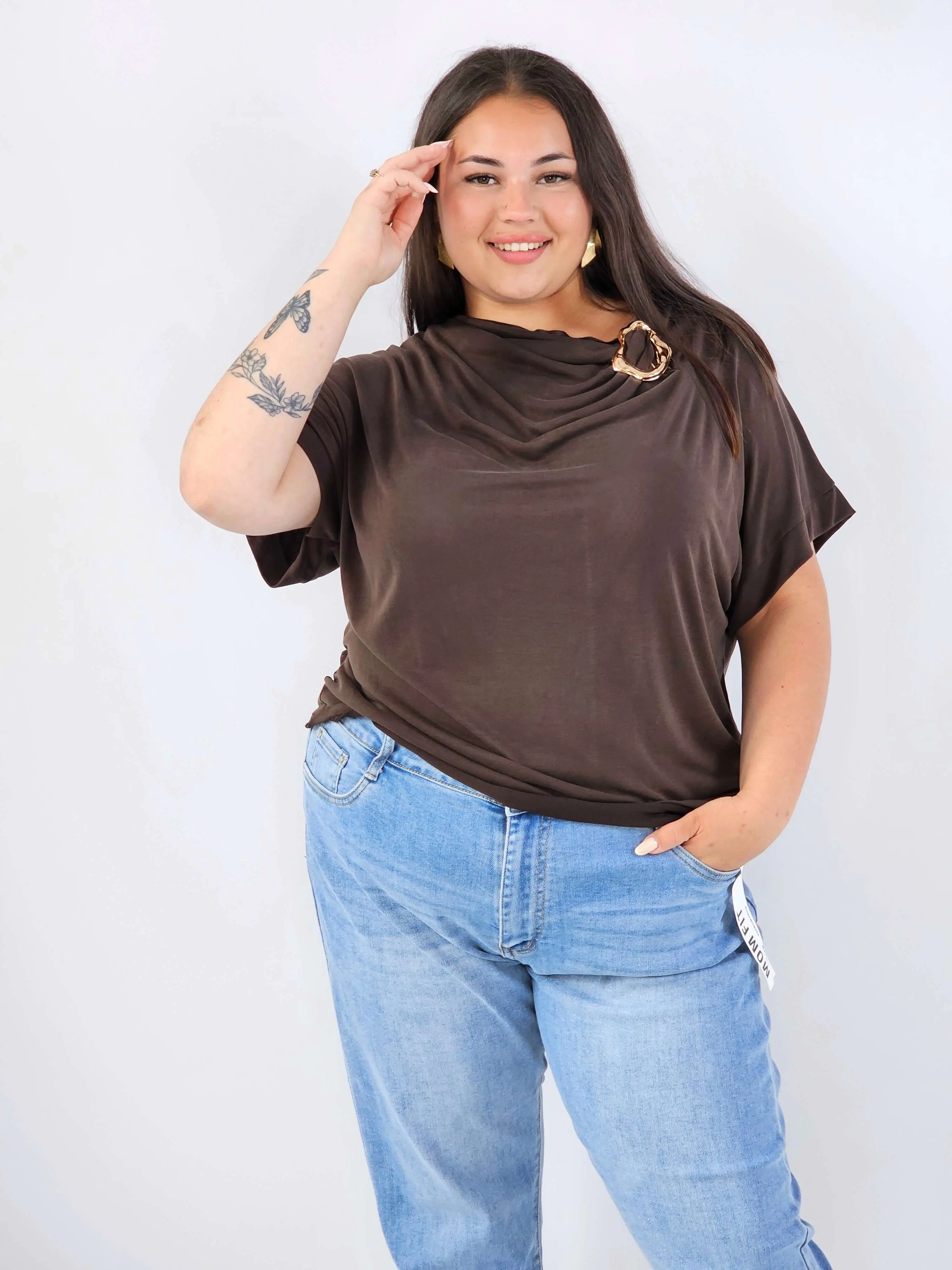 Bluzka plus size XXL z ozdobną broszką – elegancka i modna - Image 11