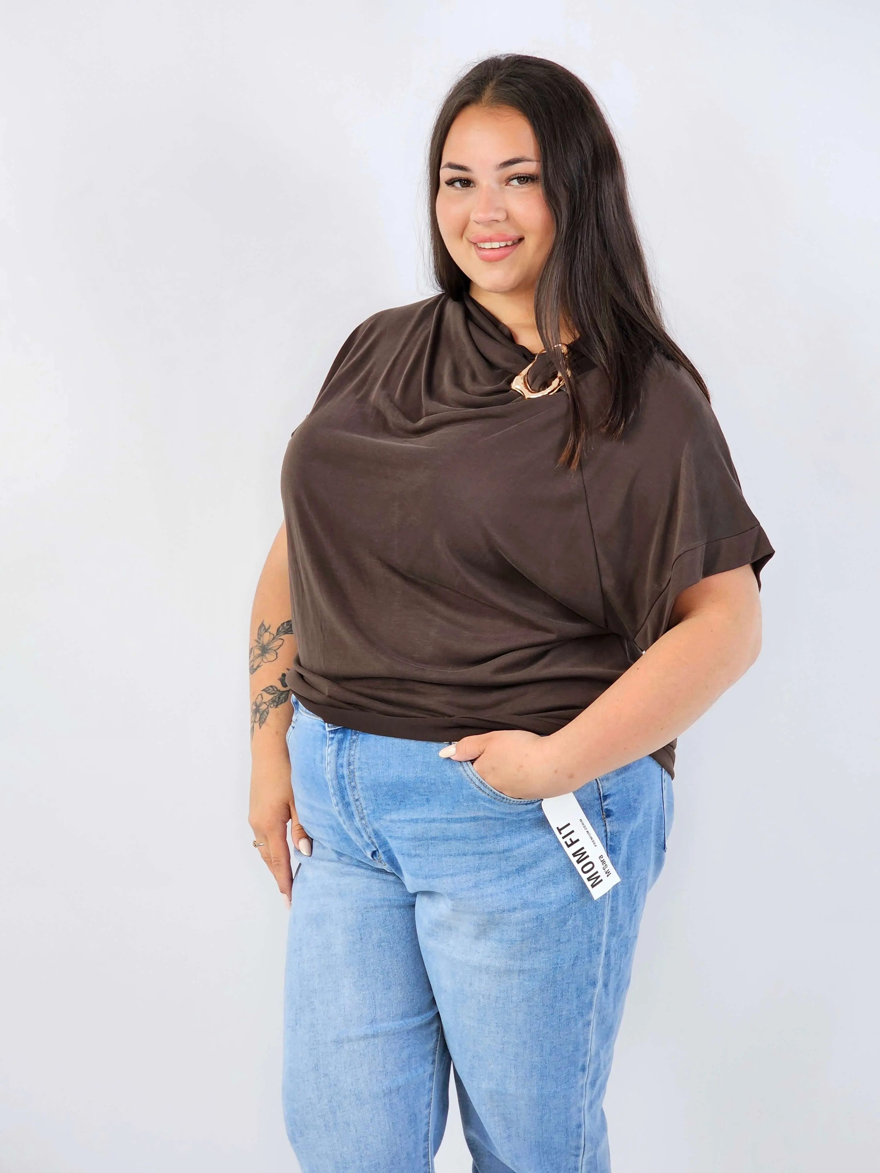 Bluzka plus size XXL z ozdobną broszką – elegancka i modna - Image 12