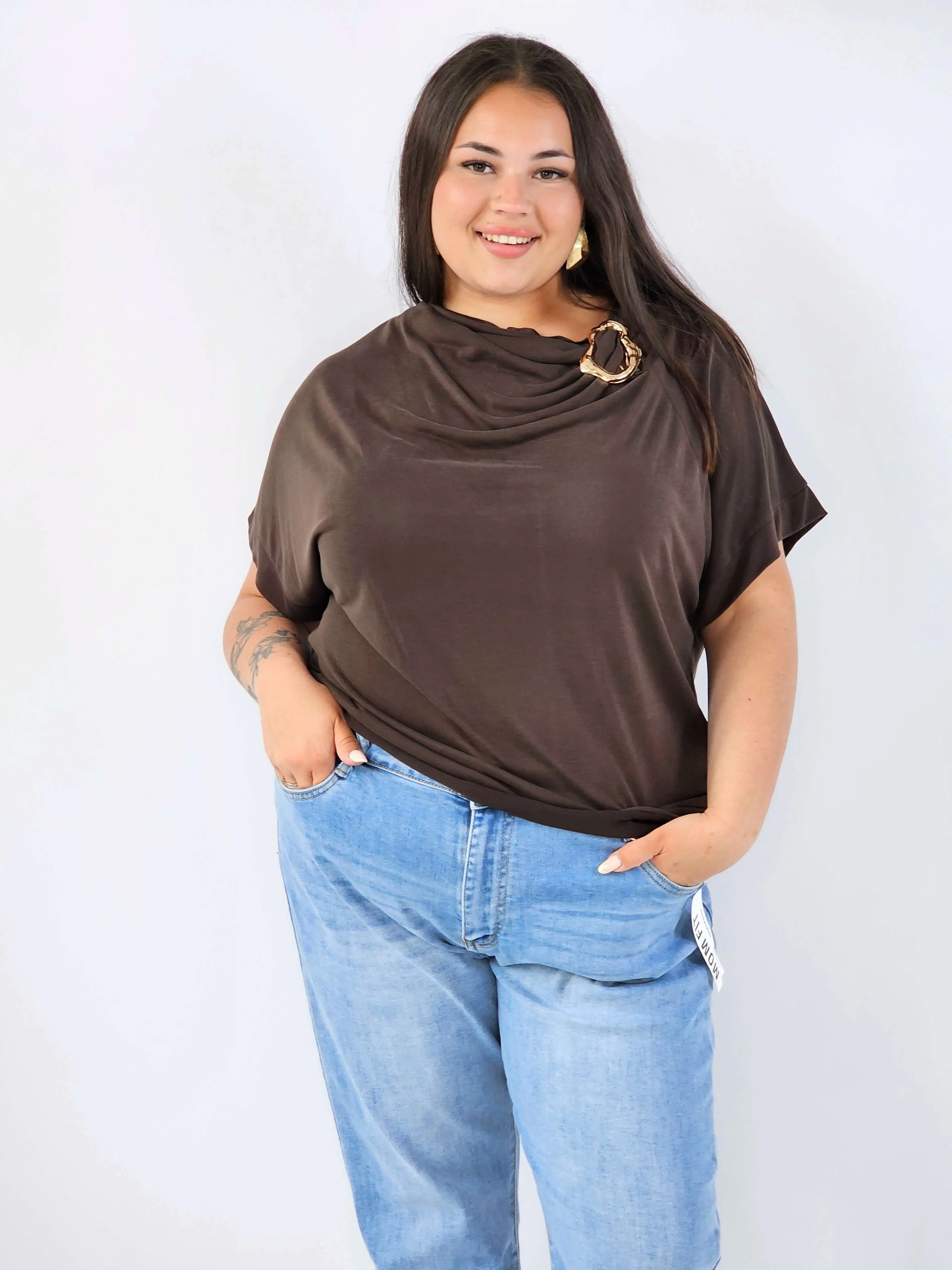 Bluzka plus size XXL z ozdobną broszką – elegancka i modna - Image 3