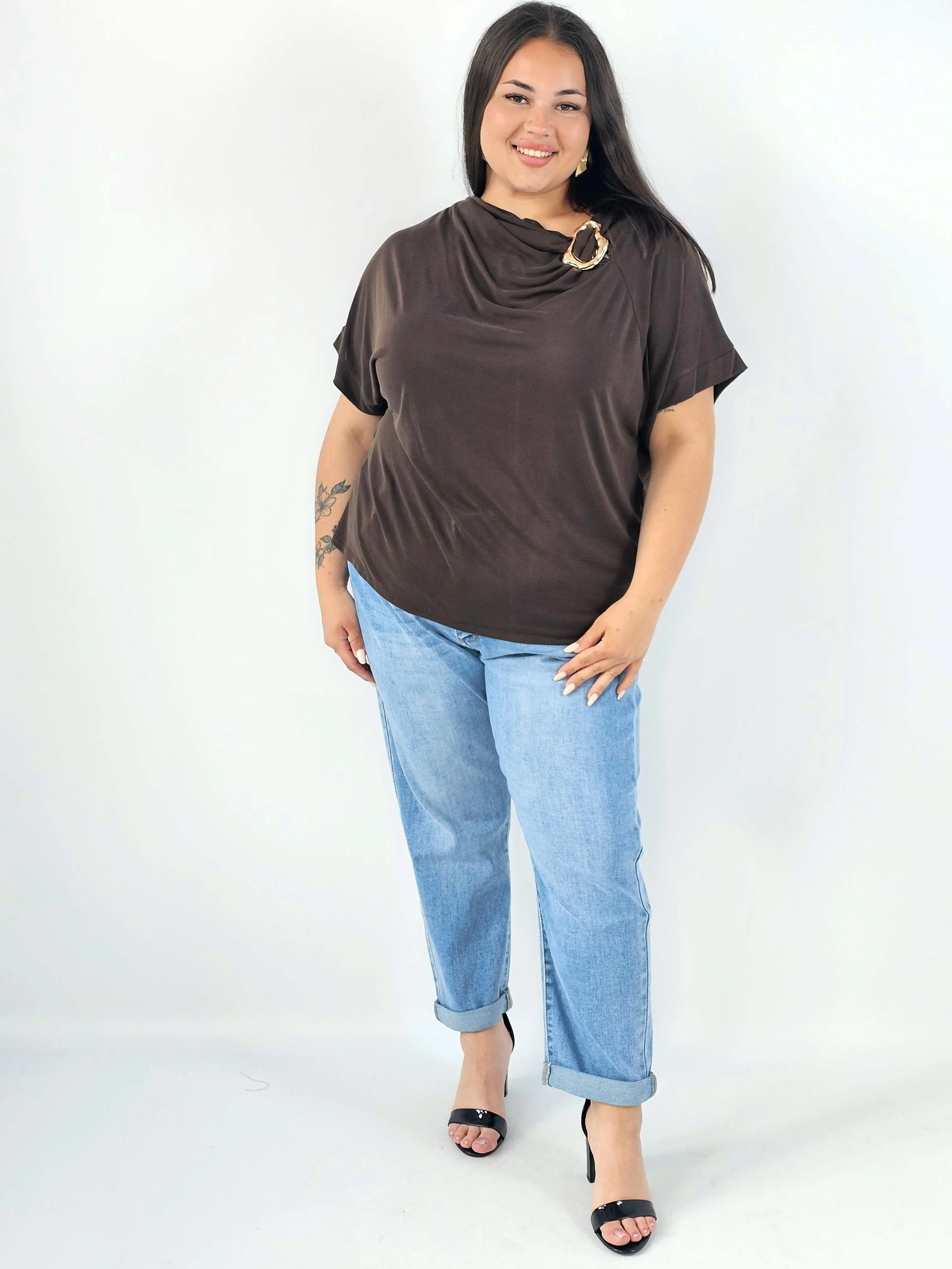 Bluzka plus size XXL z ozdobną broszką – elegancka i modna - Image 6