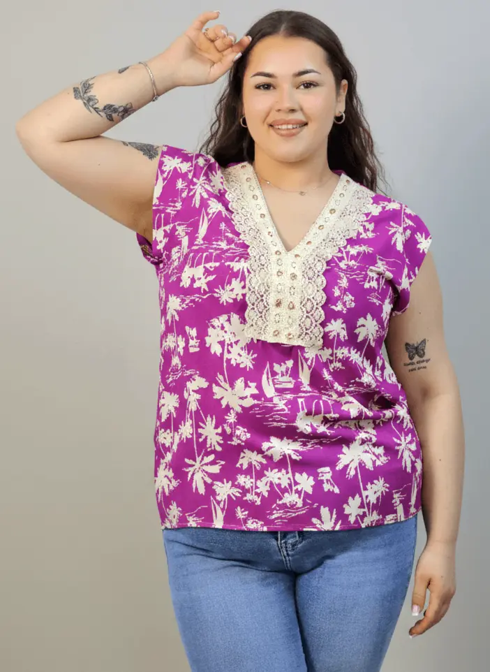 Bluzka plus size z dekoltem V i koronkową aplikacją