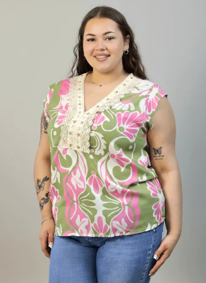 Bluzka plus size z dekoltem V i koronkową aplikacją - Image 10