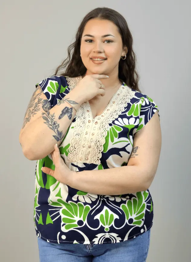 Bluzka plus size z dekoltem V i koronkową aplikacją - Image 11