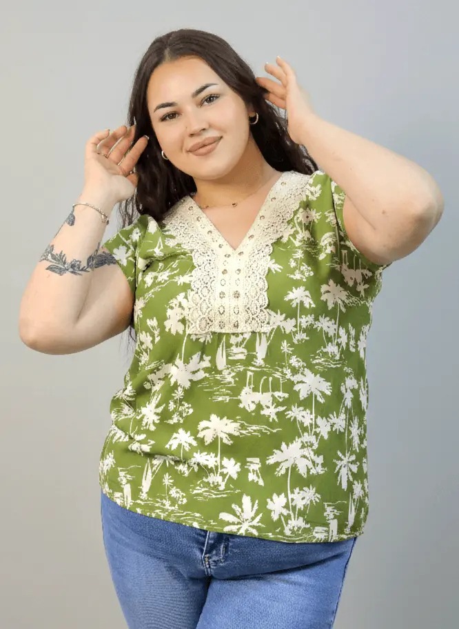 Bluzka plus size z dekoltem V i koronkową aplikacją - Image 14