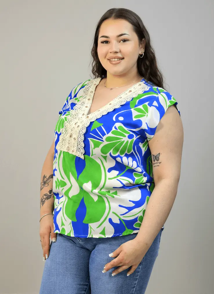 Bluzka plus size z dekoltem V i koronkową aplikacją - Image 17